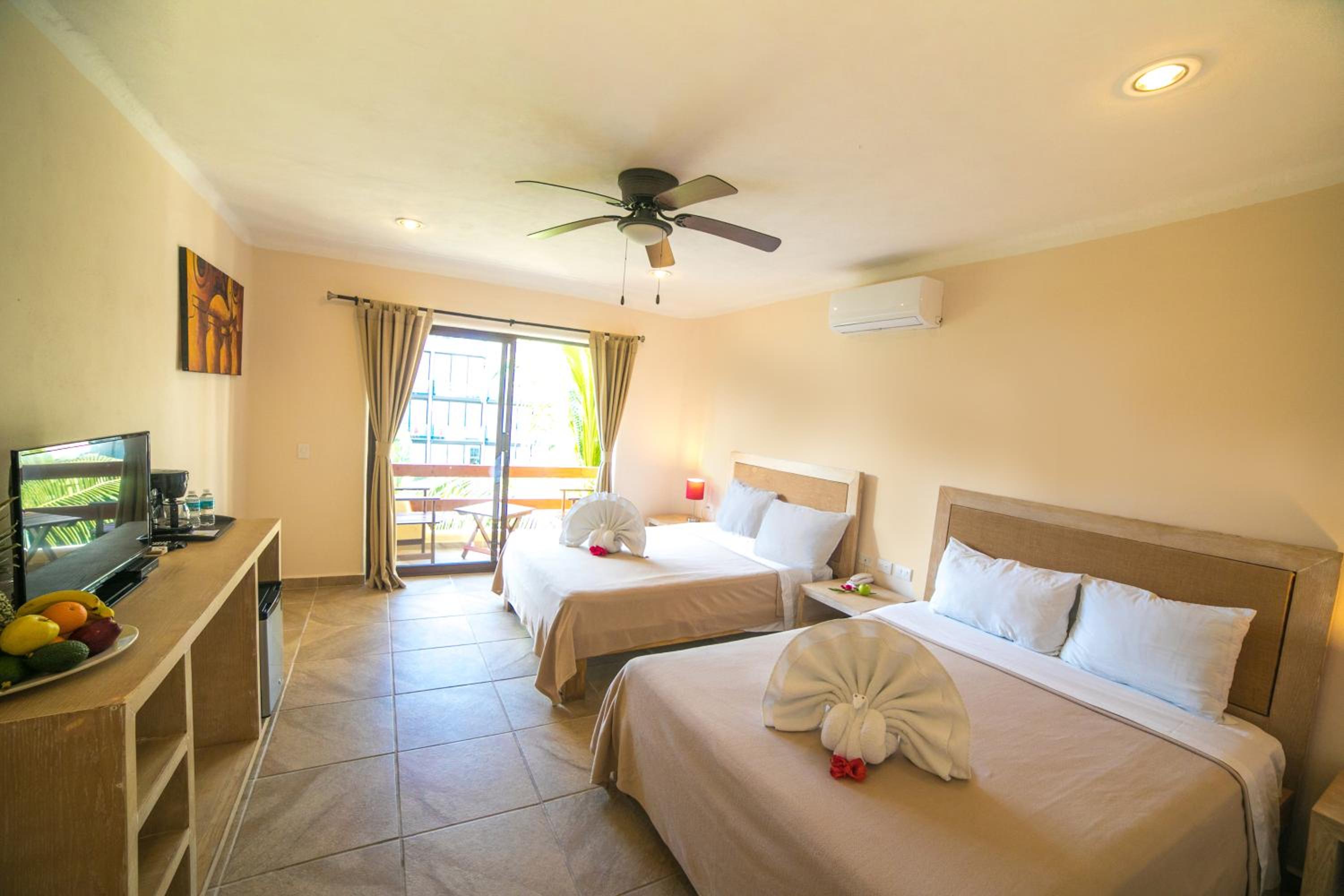 Deluxe Double Room with Balcony - Photo 4