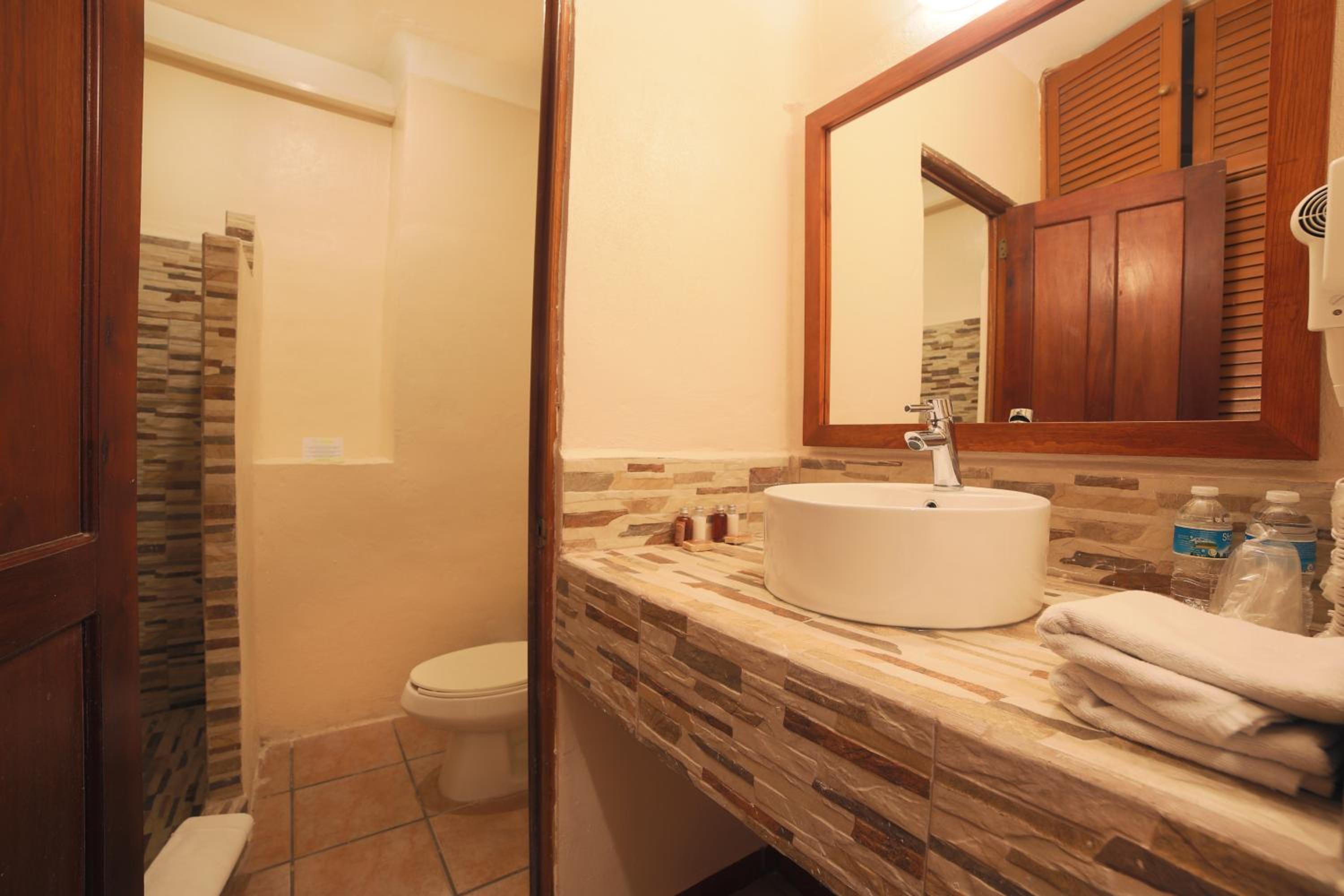 Double Room with Balcony - Photo 3