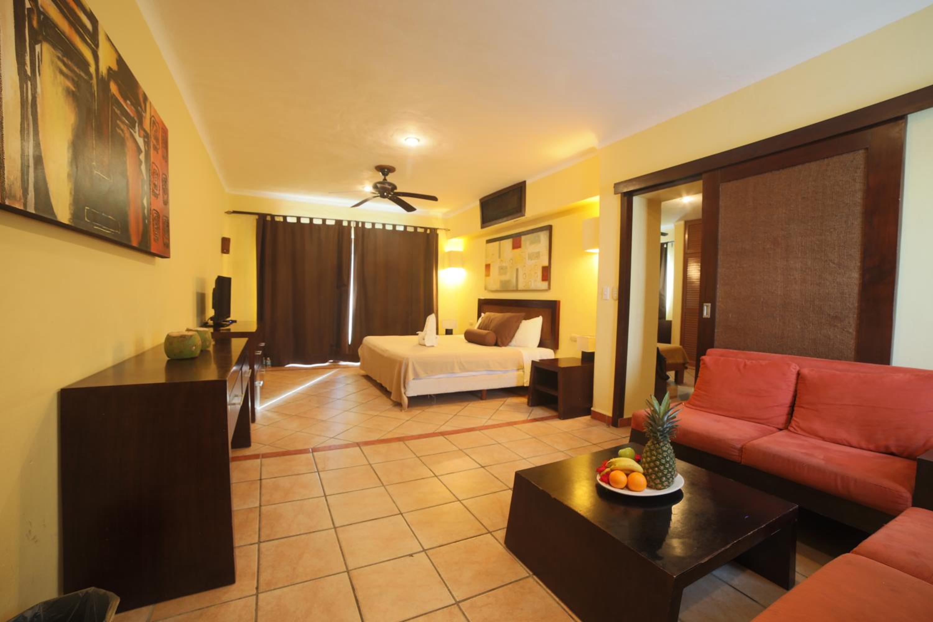 King Suite with Spa Bath - Photo 3