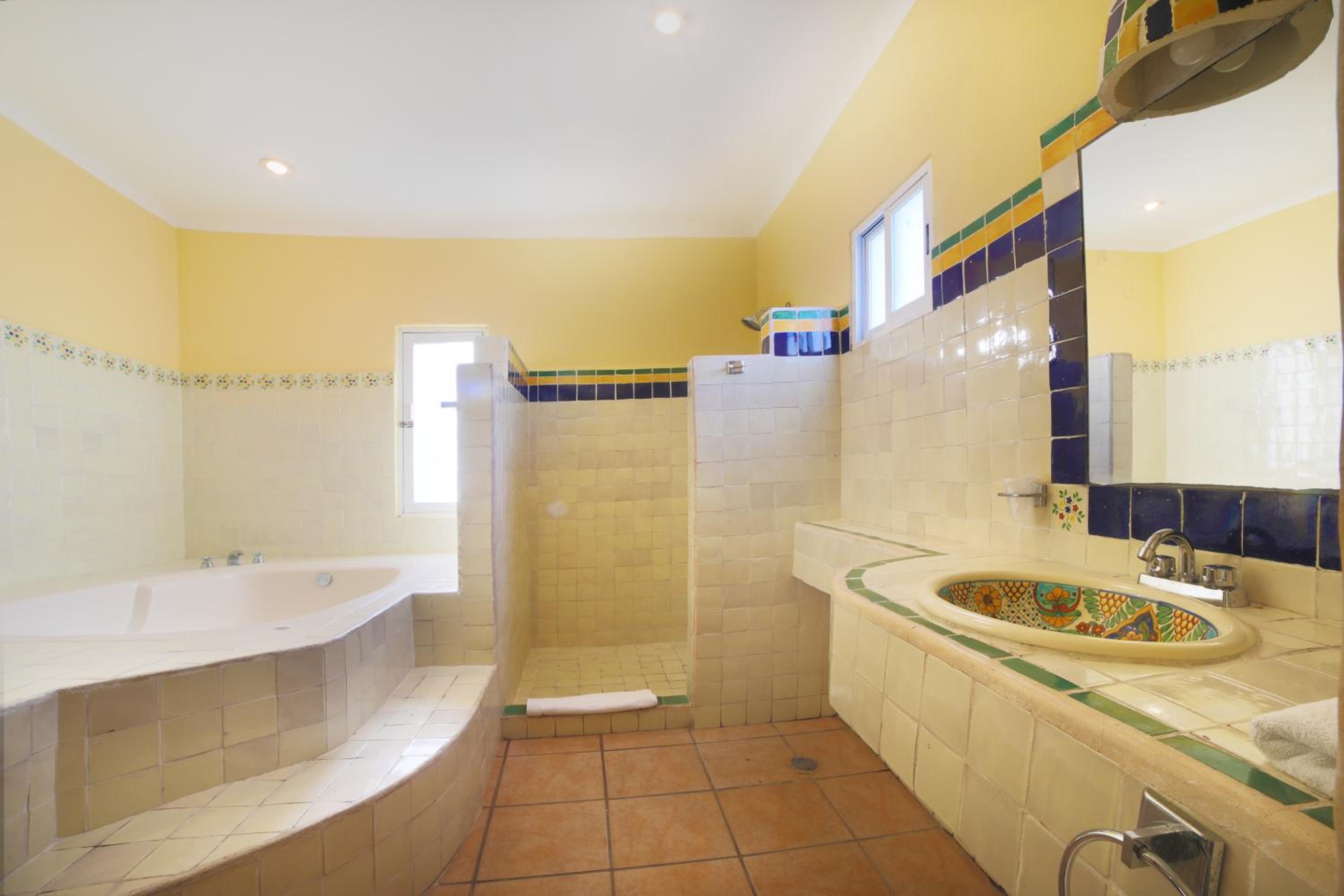 King Suite with Spa Bath - Photo 5