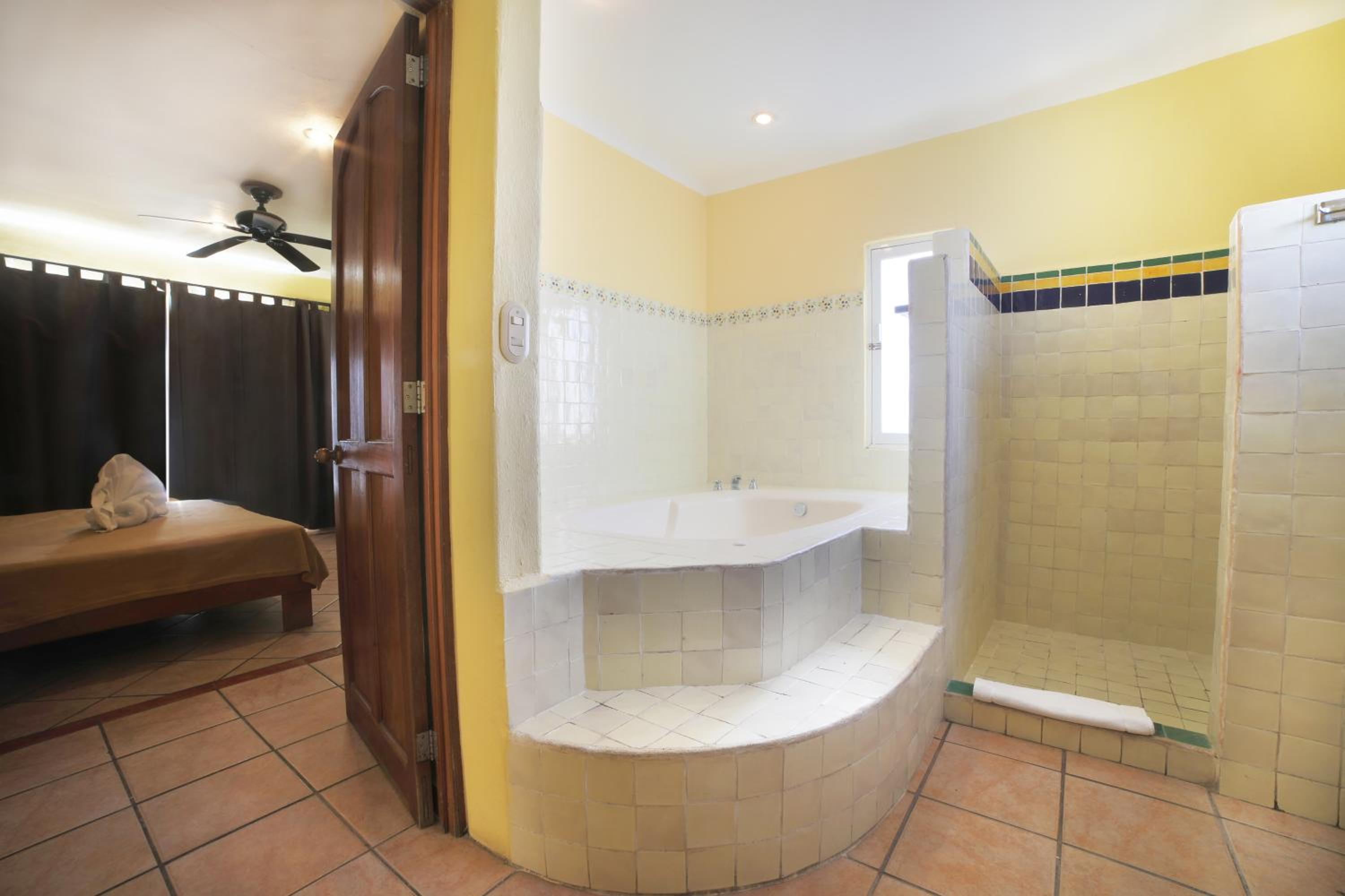 King Suite with Spa Bath - Photo 4
