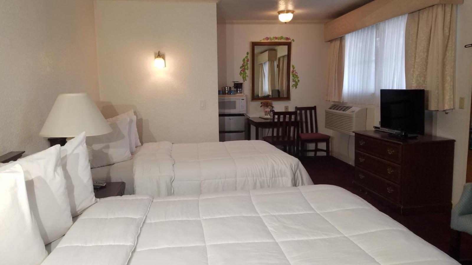 Standard Double Room with Two Double Beds photo 2