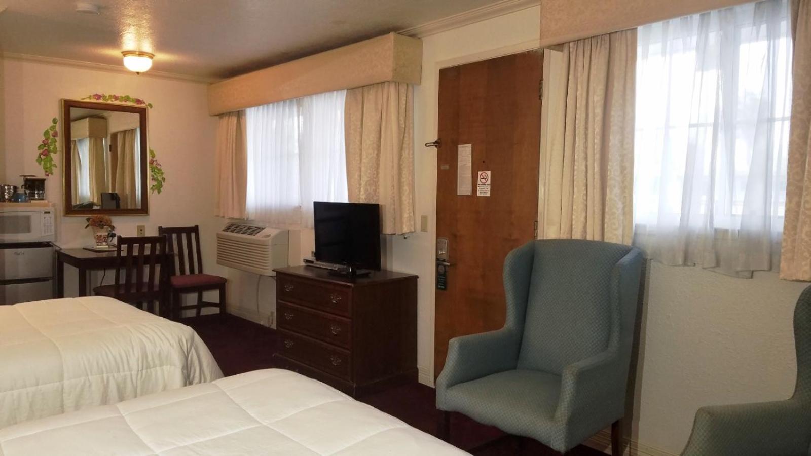 Queen Suite with Three Queen Beds photo 1