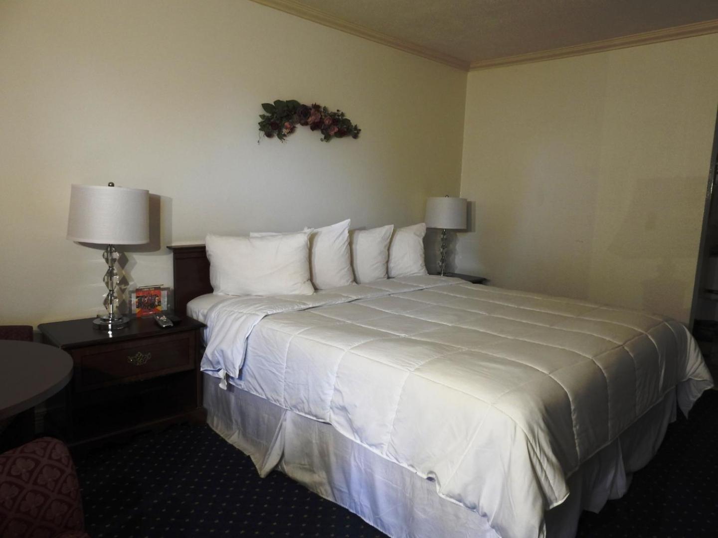 Queen Suite with Three Queen Beds photo 2