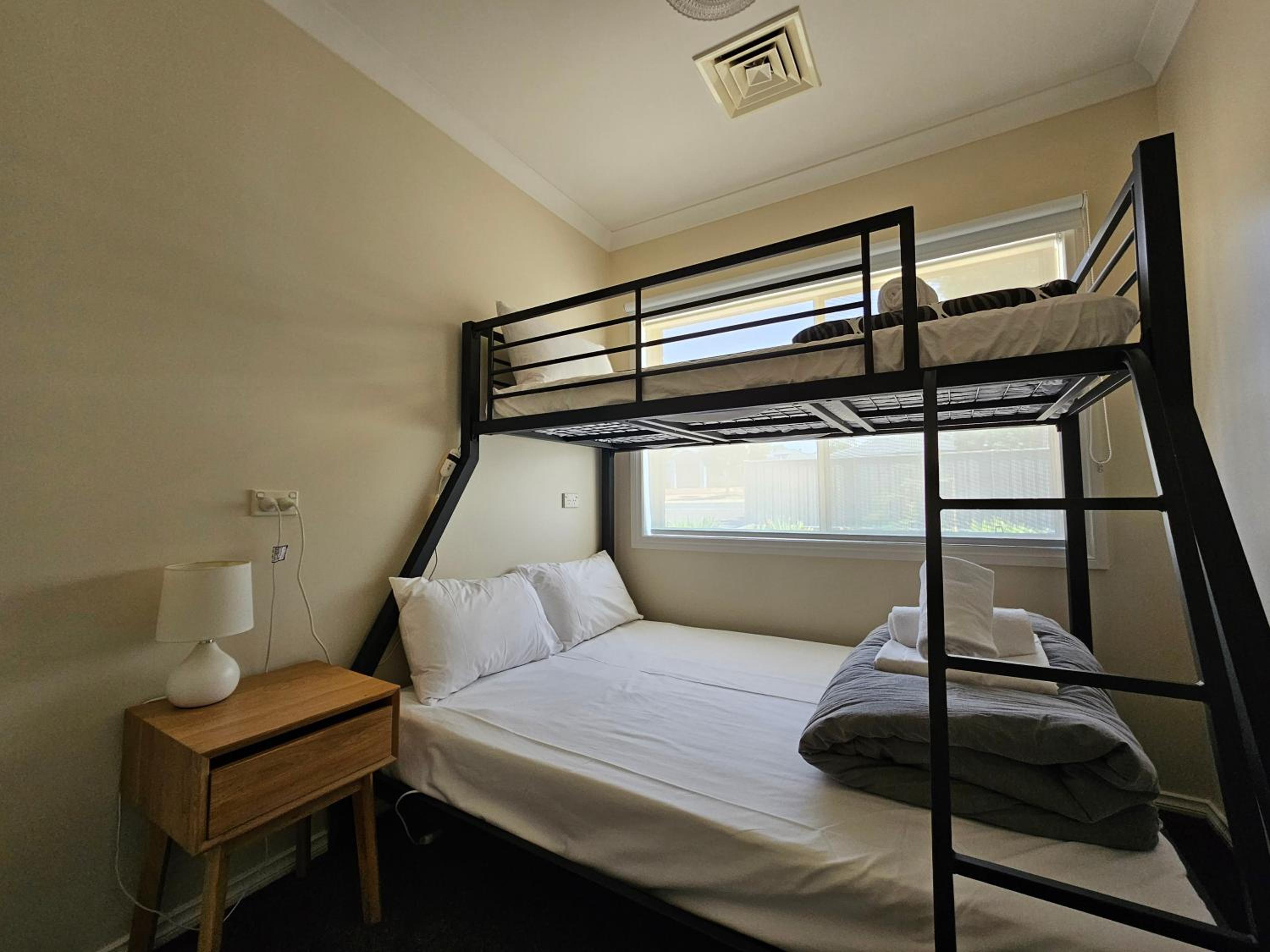 Sandhurst House (3BR)
