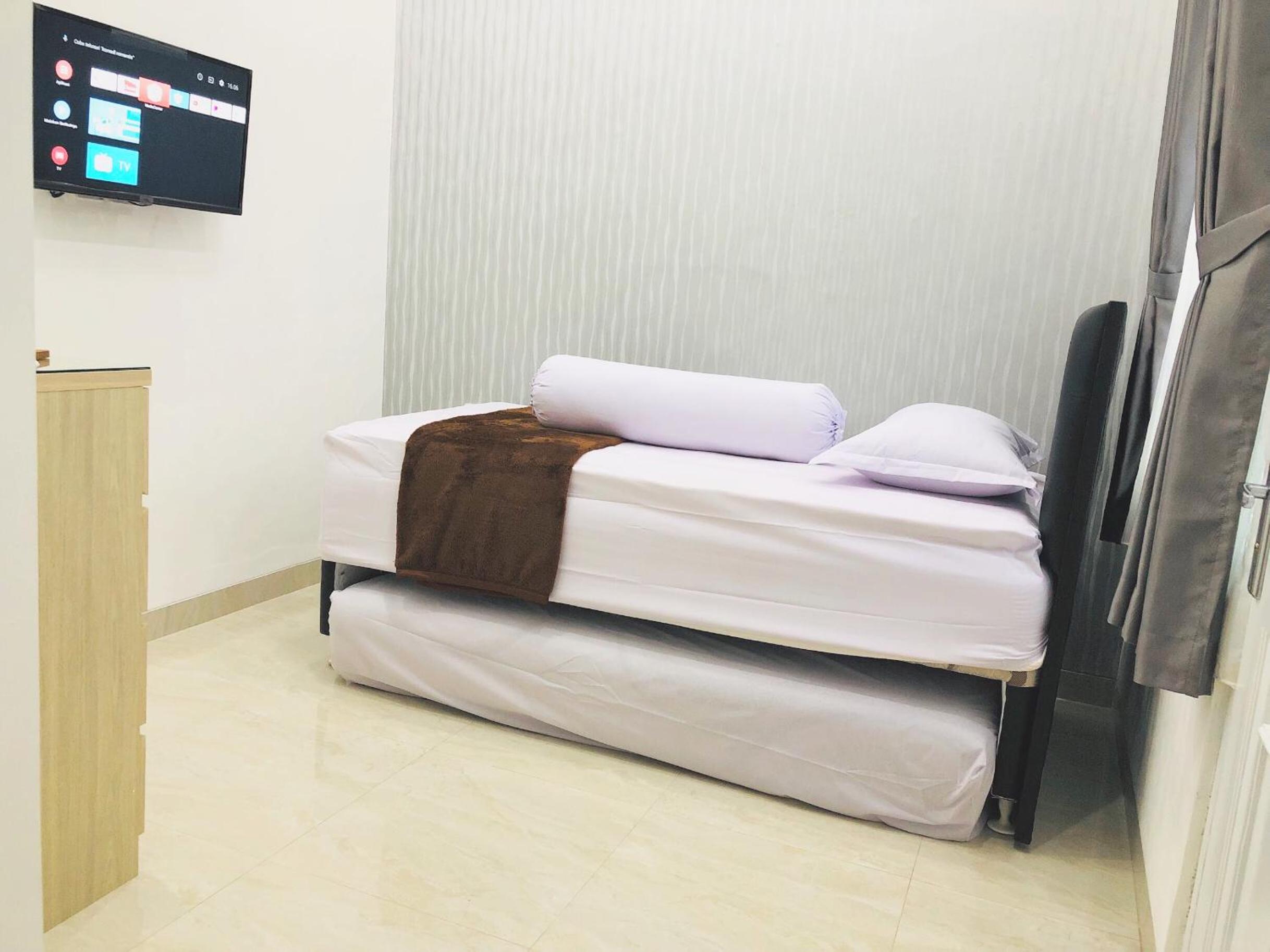 Twin Room with Private Bathroom - Photo 7