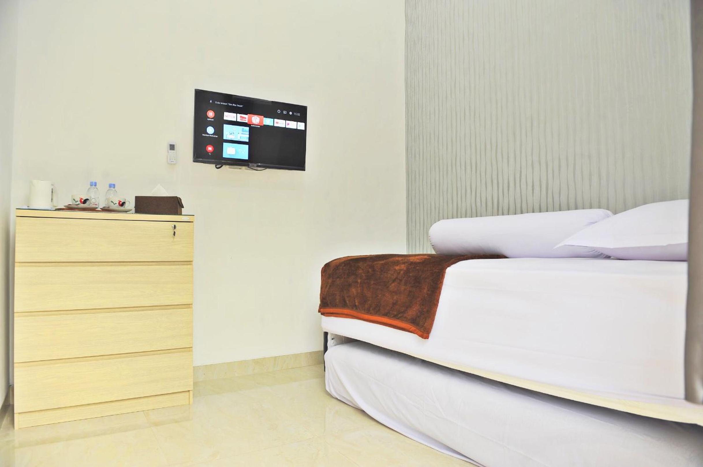 Twin Room with Private Bathroom - Photo 6