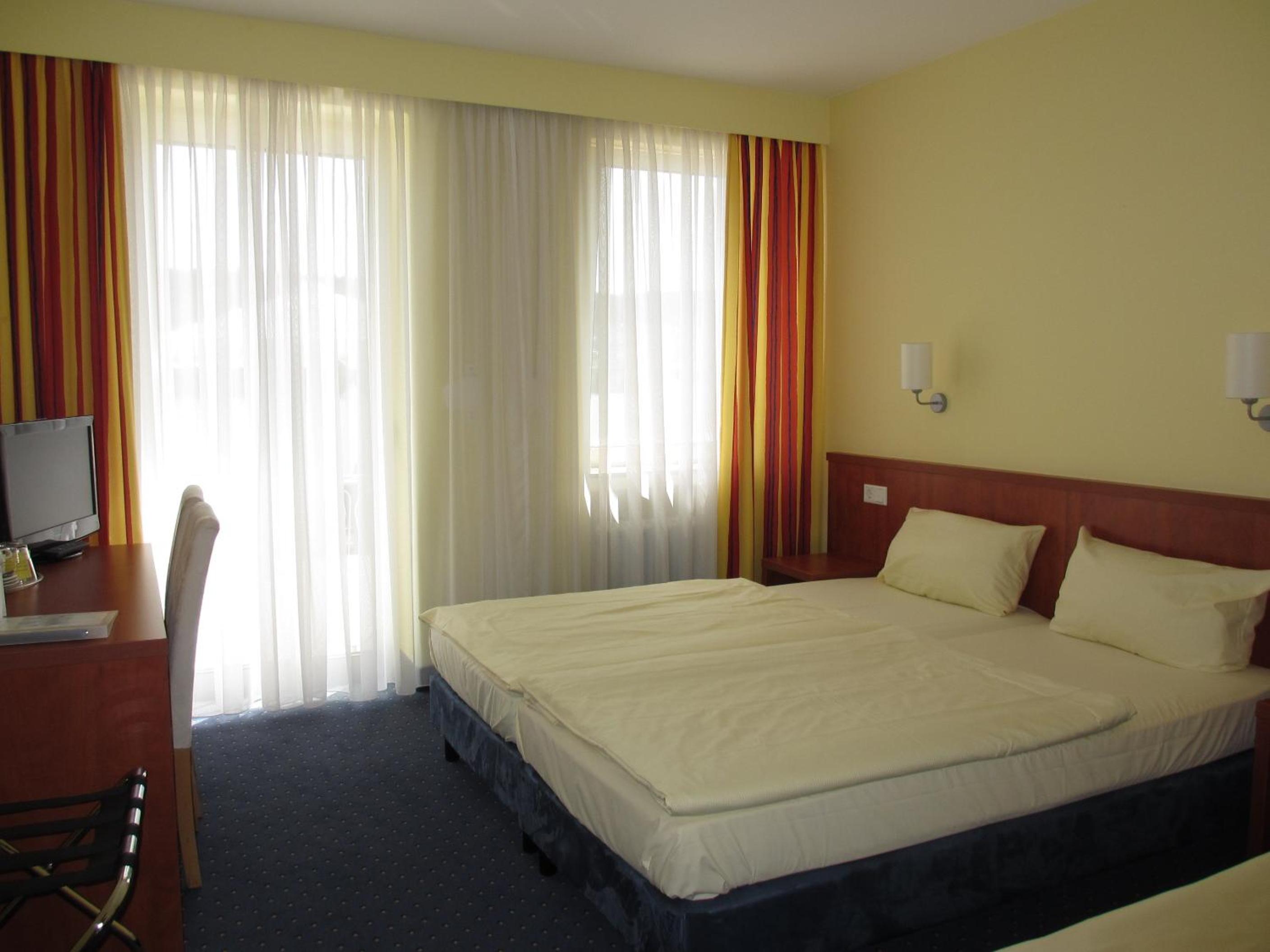 Standard Double Room - Photo 12