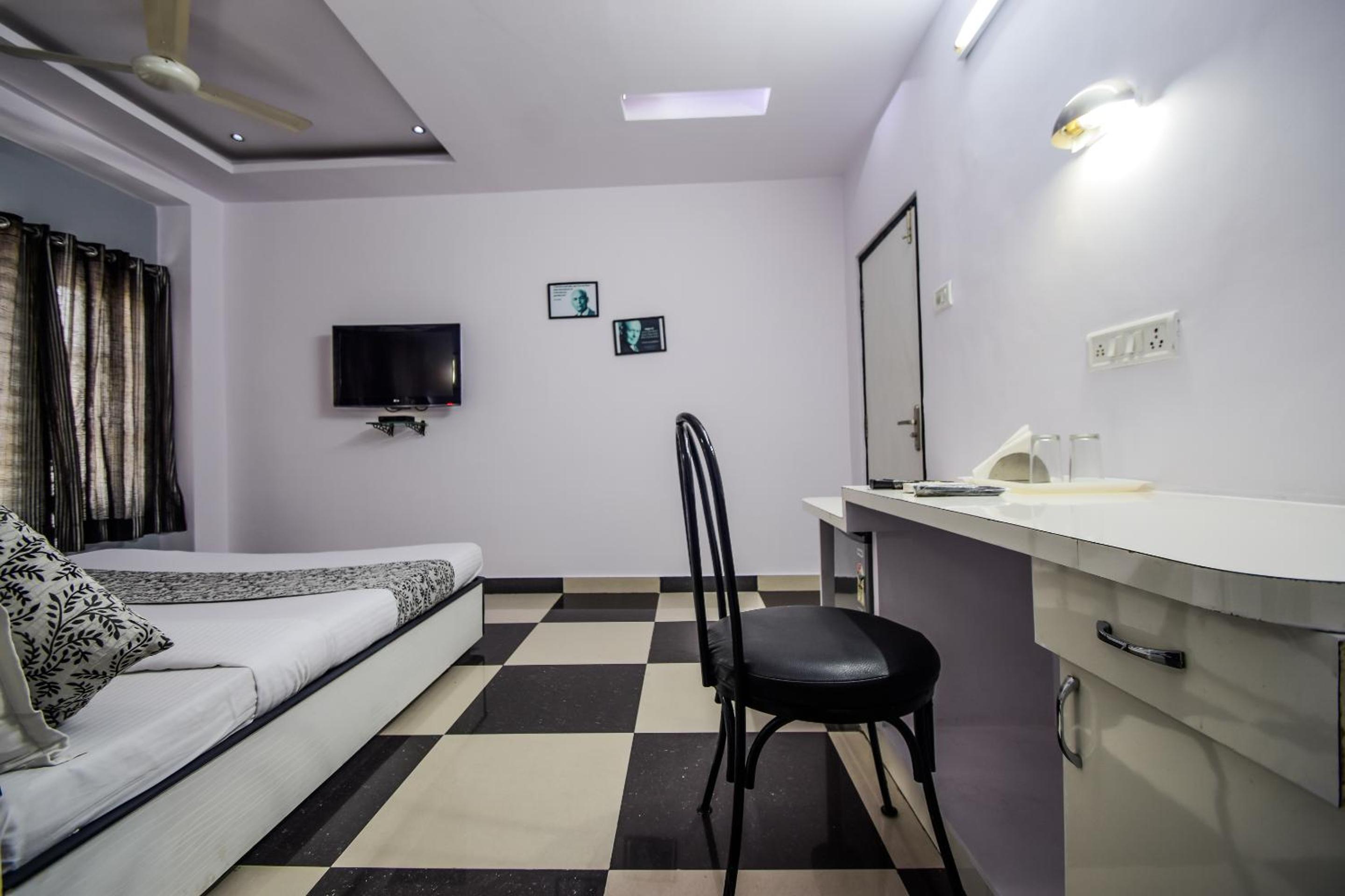 Deluxe Room - Photo 13