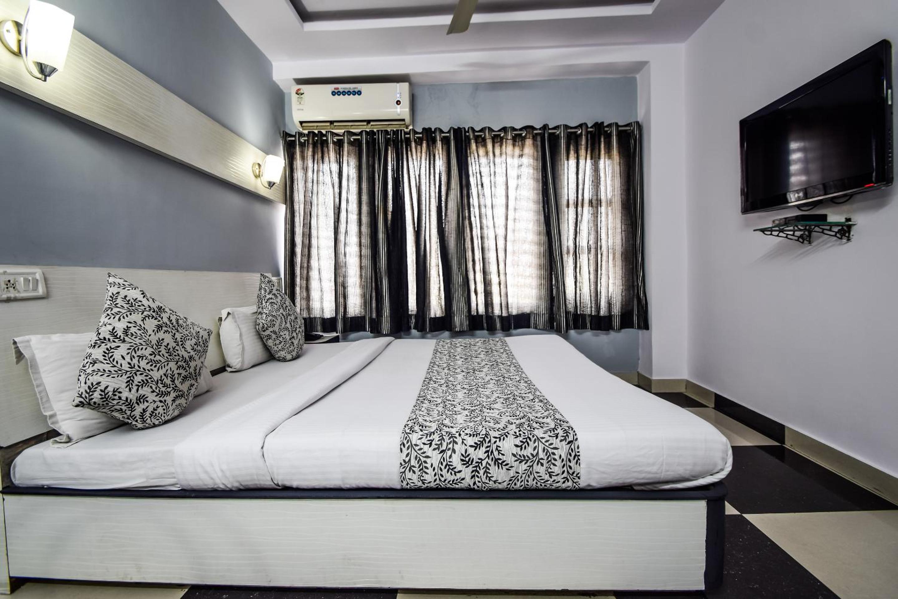 Deluxe Room - Photo 12
