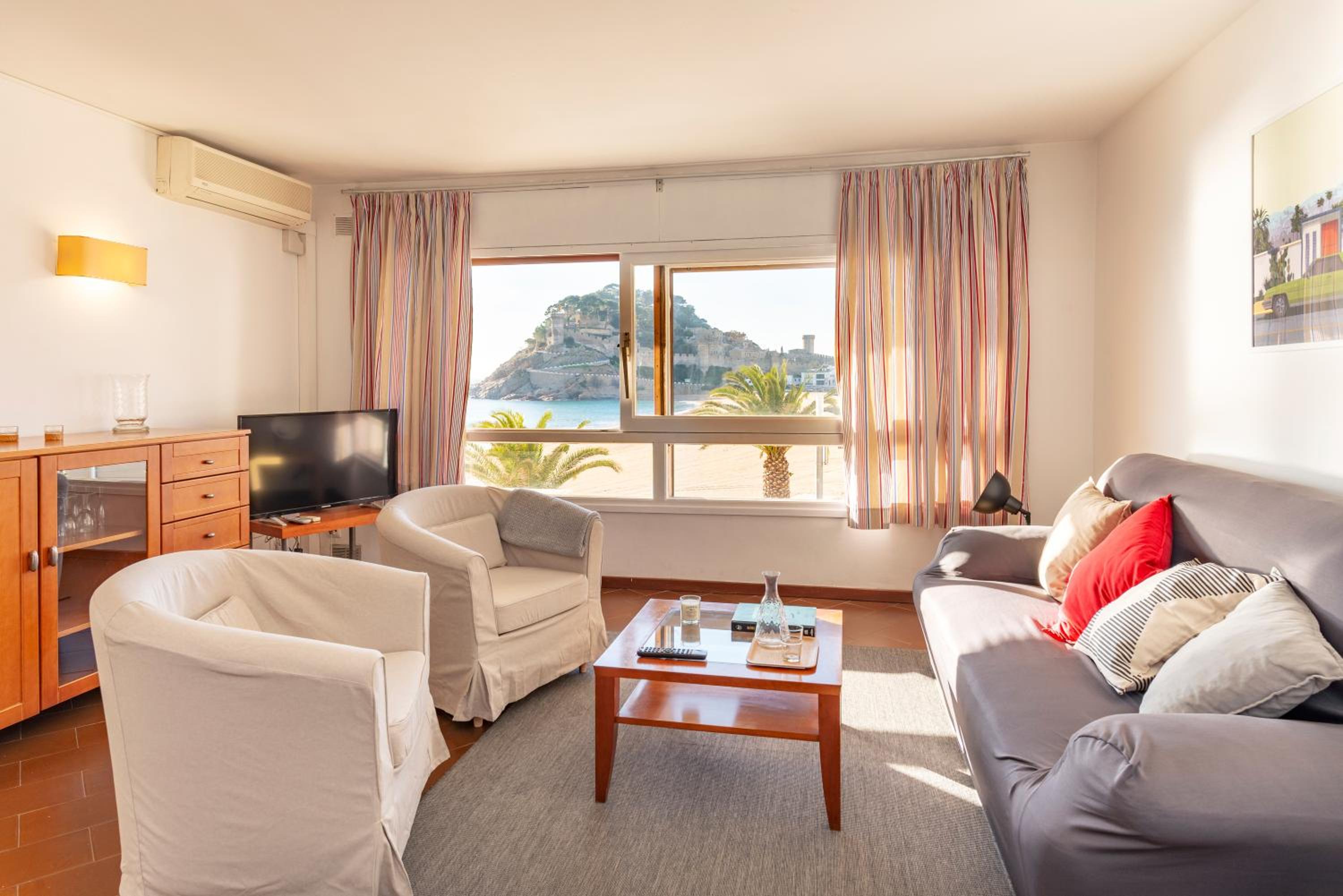 Apartamento de tres habitaciones con vista al mar