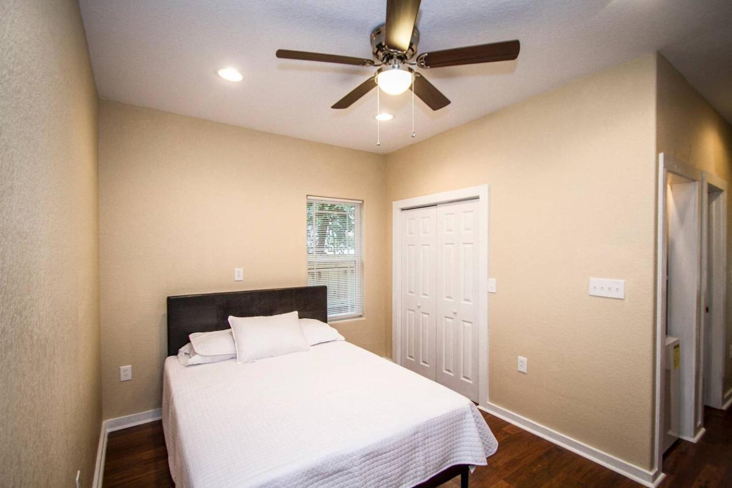 Two-Bedroom Apartment - Photo 21