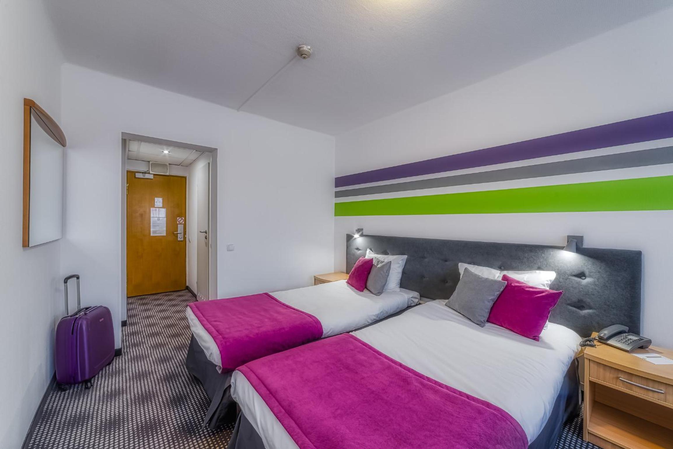 Standard Twin Room - Photo 8