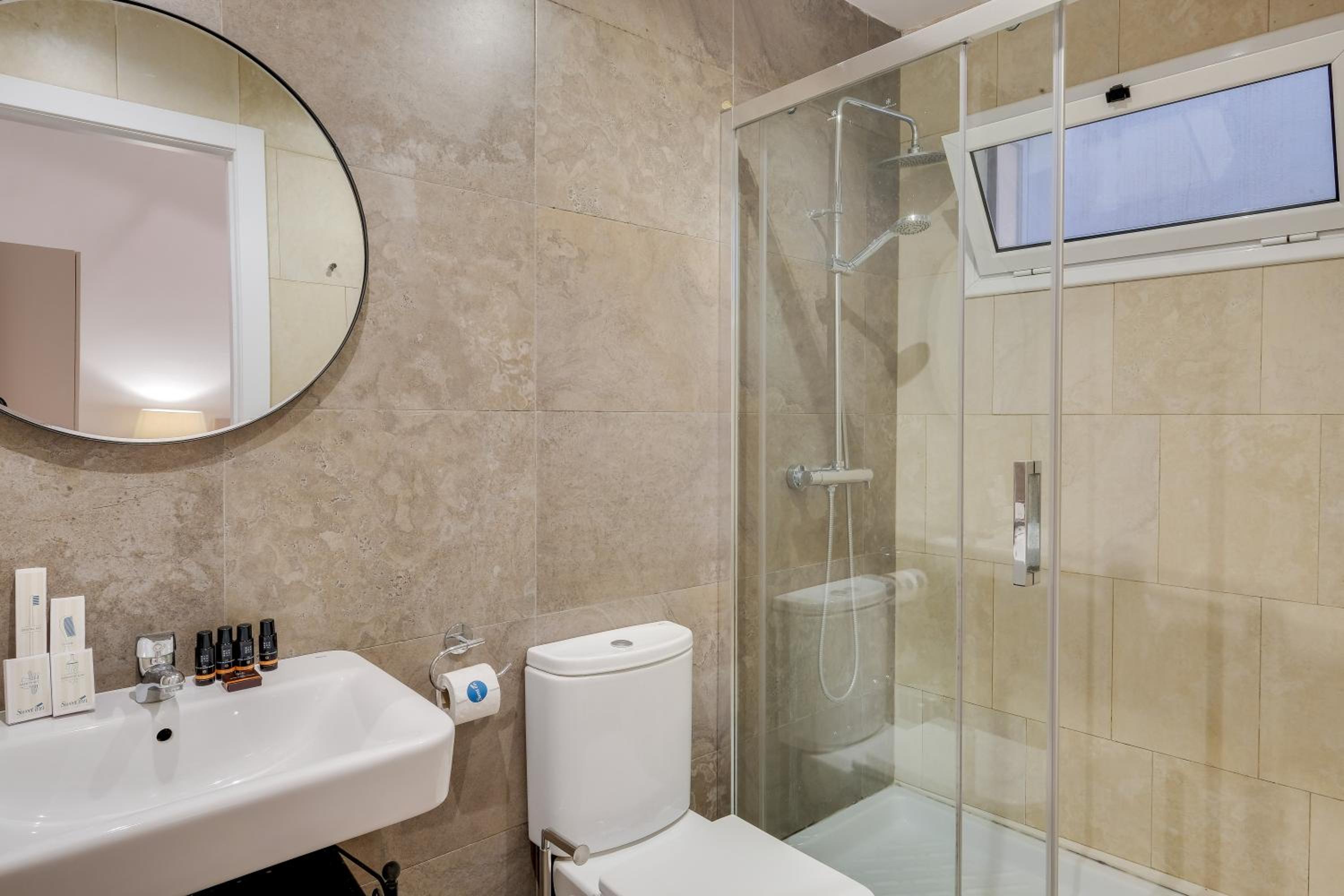 Three-Bedroom Apartment with Balcony photo 3