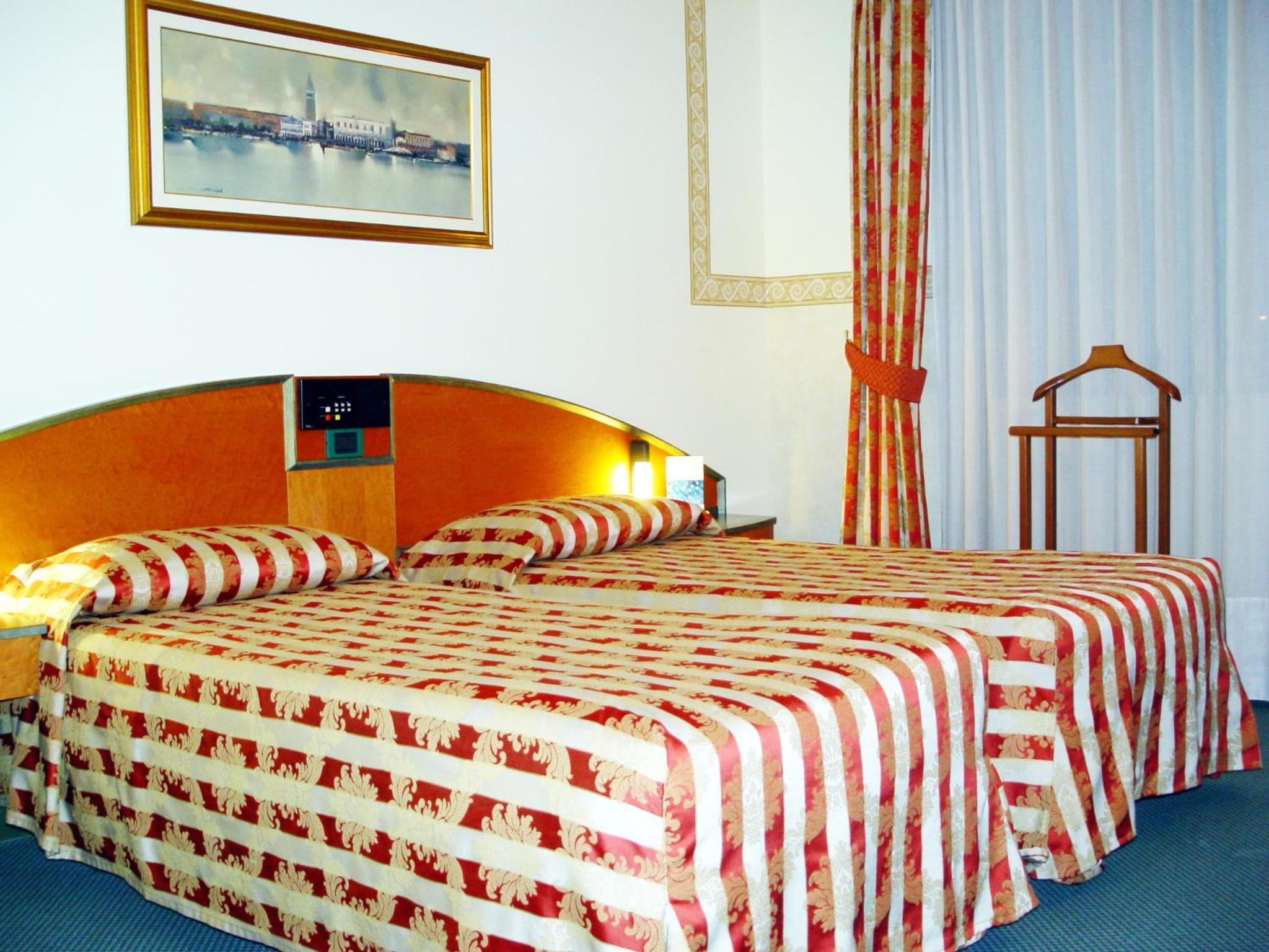 Economy Twin Room photo 3