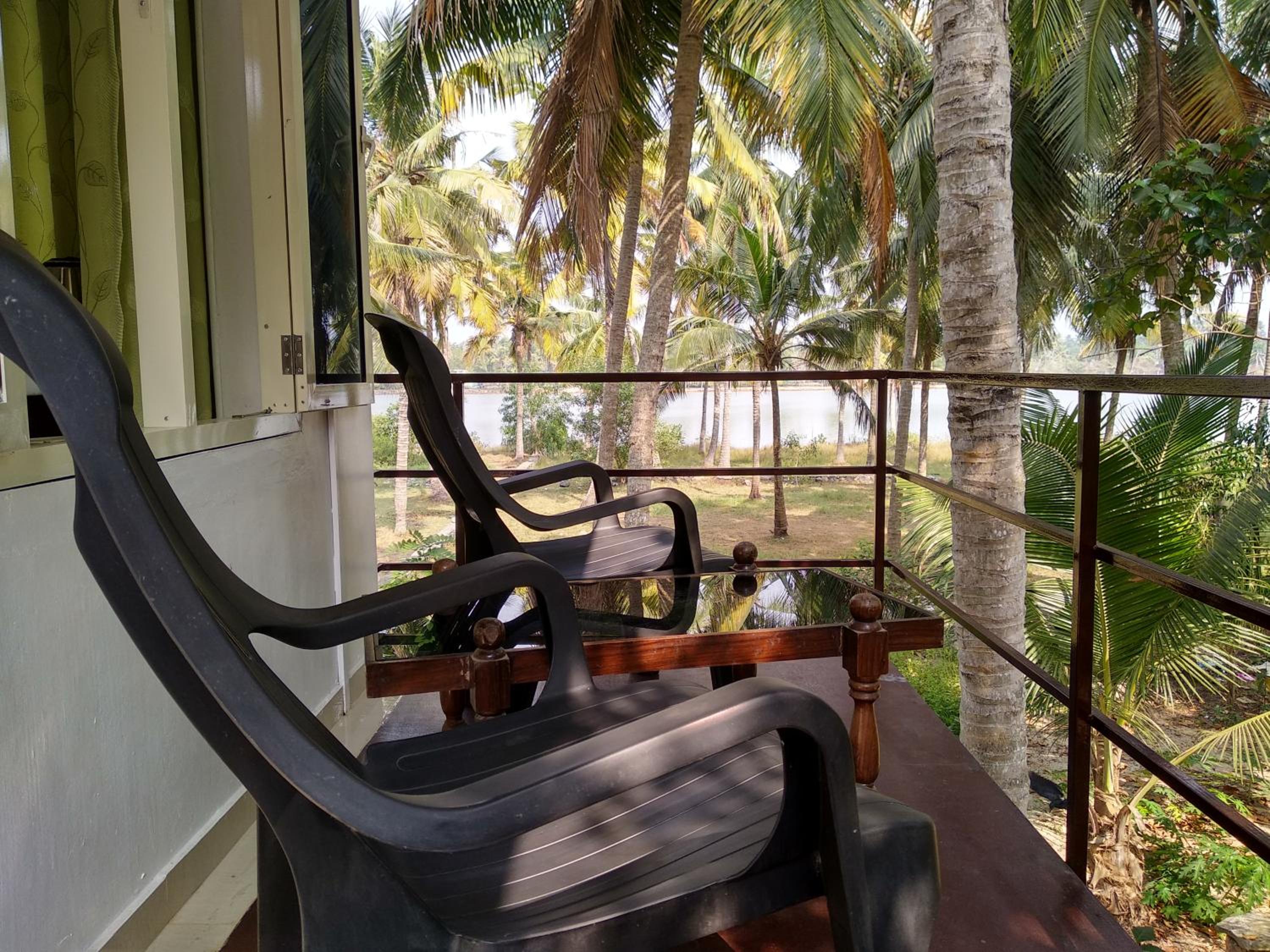 RoomNo.104 Deluxe Double Room with Balcony and Lake view and AC photo 2