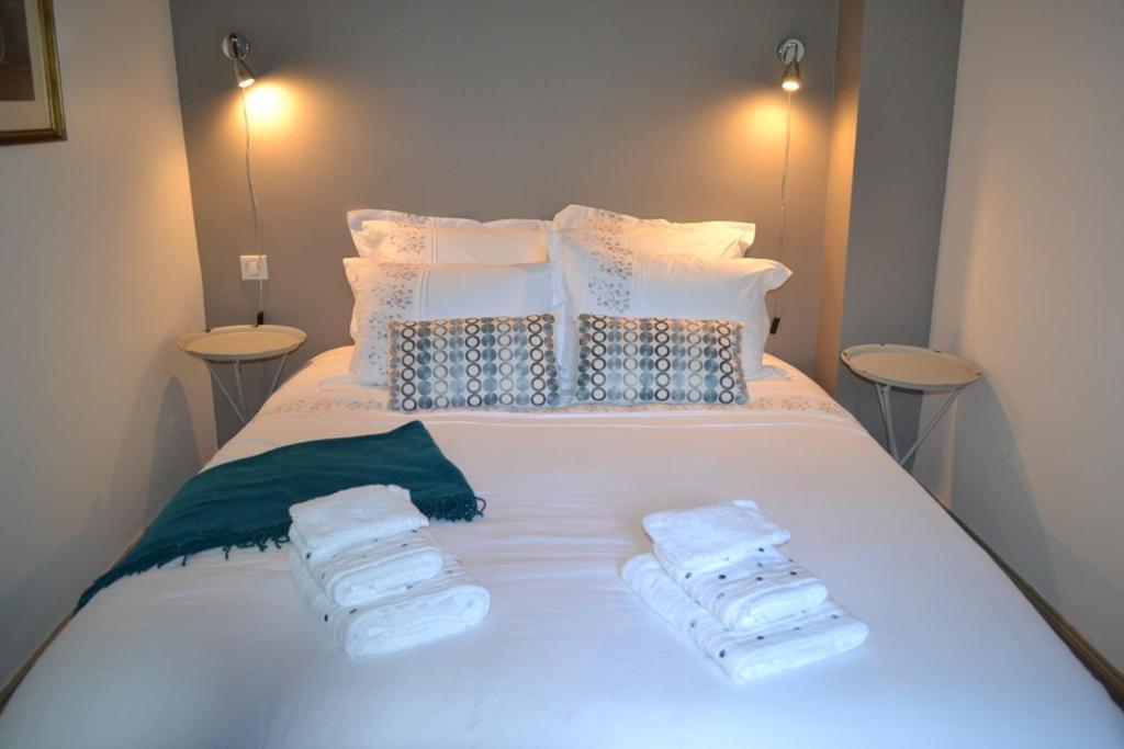 Suite with Pool View - Photo 4