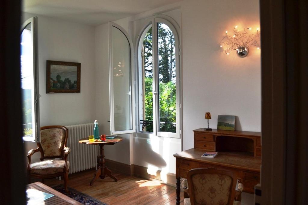 Suite with Pool View - Photo 3