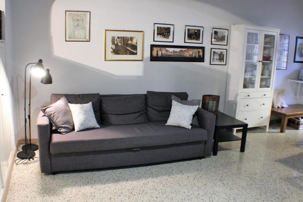 One-Bedroom Apartment - Photo 2