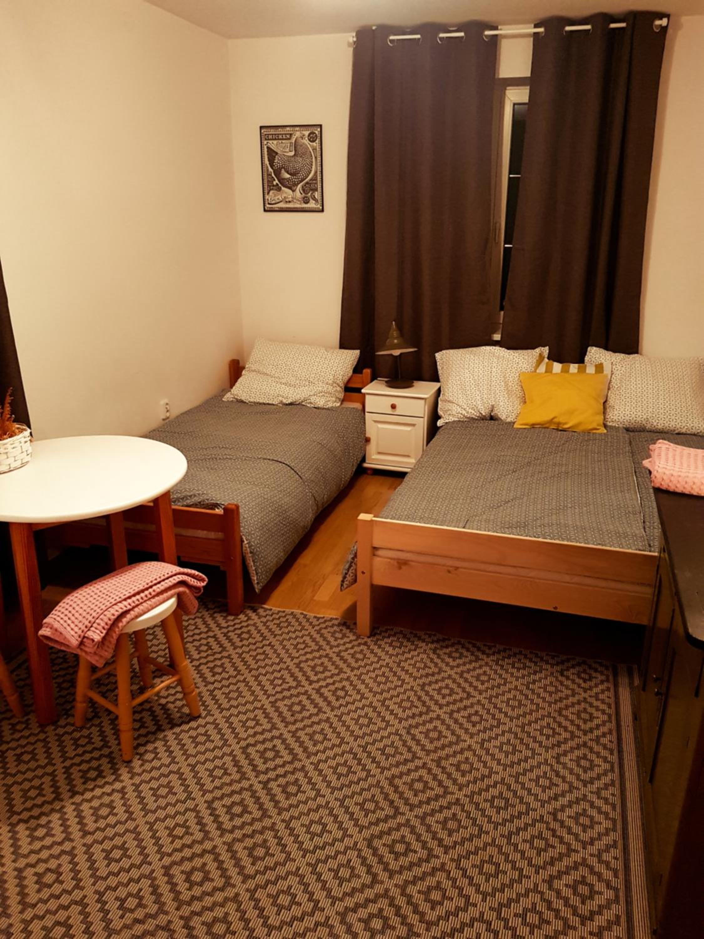 Six-Bedroom House photo 3
