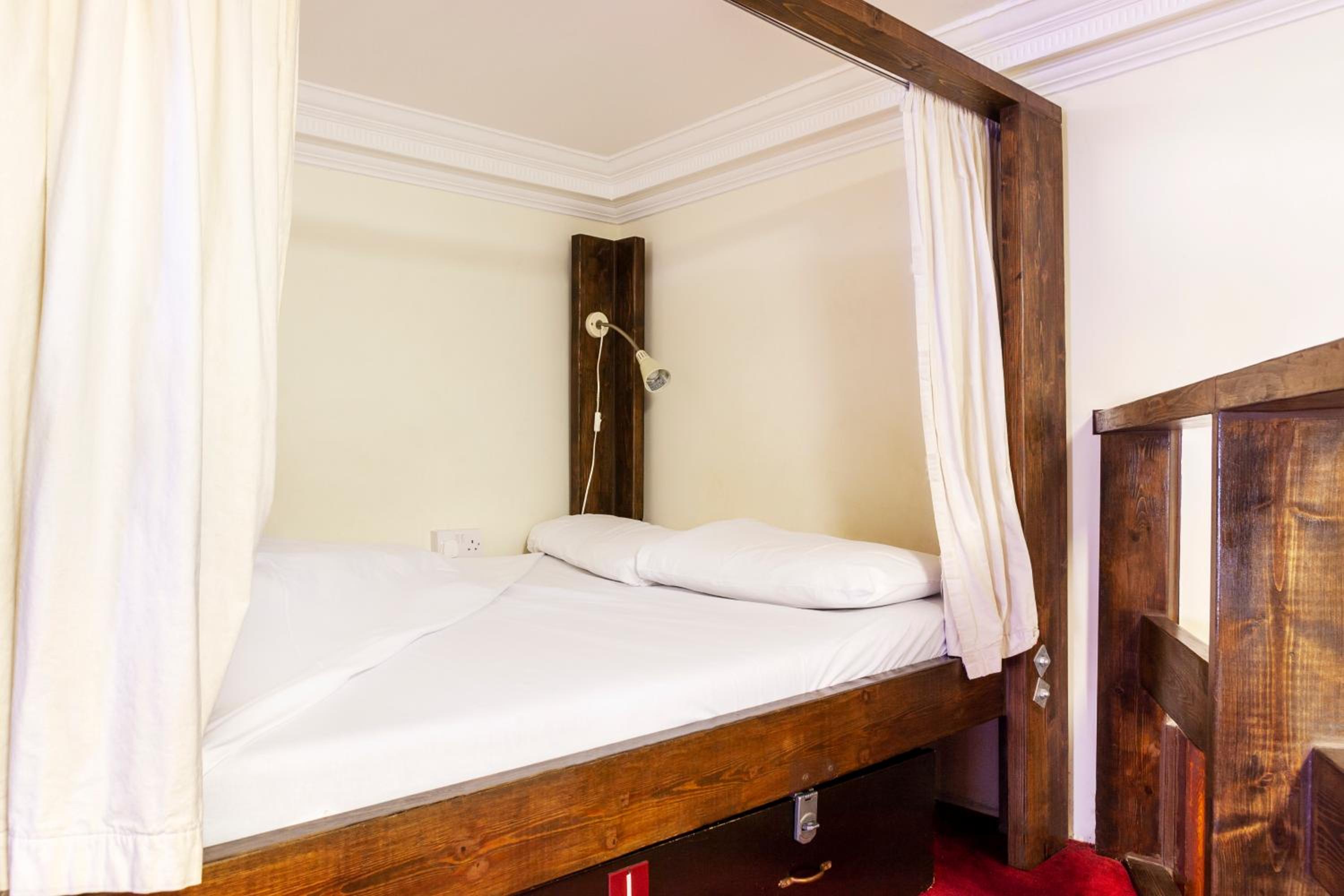 Double Bed in 9-Bed Mixed Dormitory Room photo 1