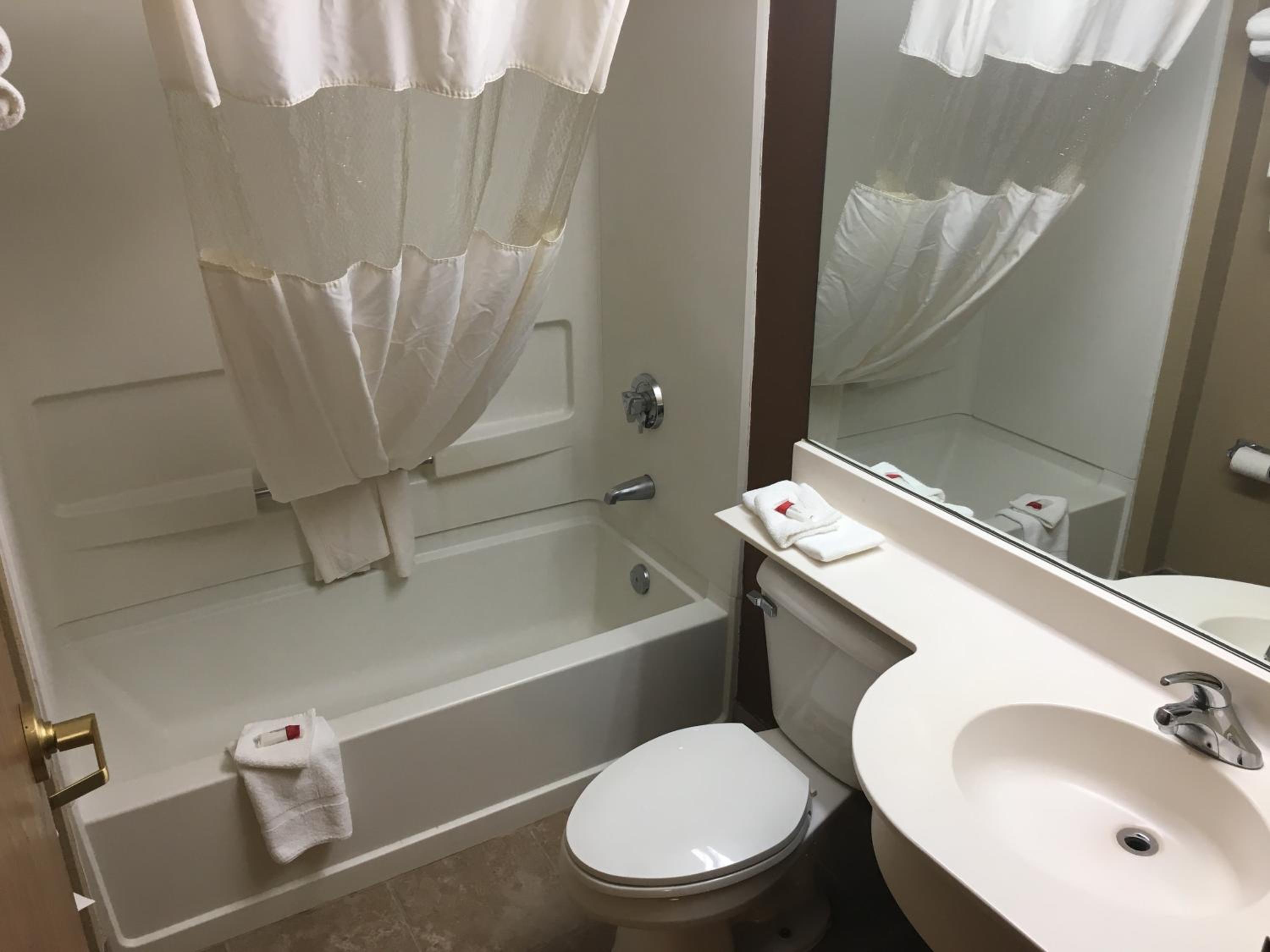 Queen Studio Suite - Non-Smoking - Photo 4