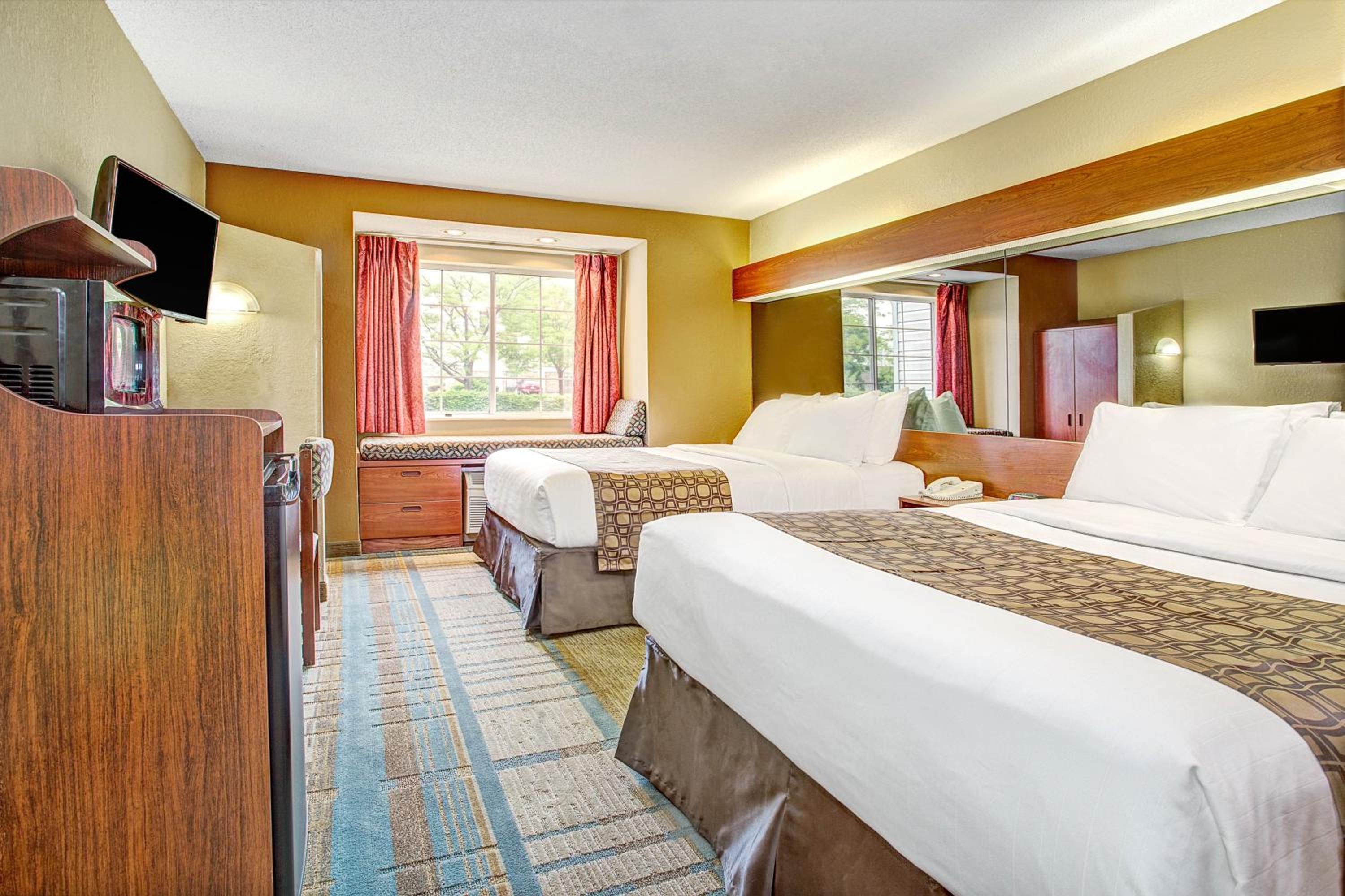 Queen Room with Two Queen Beds - Non-Smoking - Photo 4