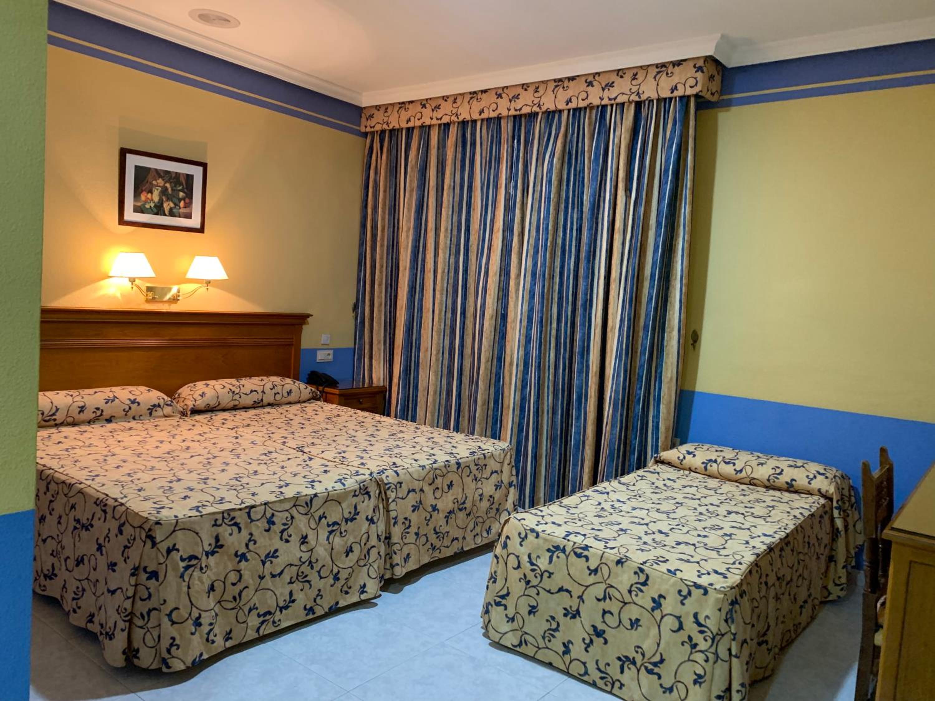 Triple Room (2 Adults + 1 Child) - Photo 3