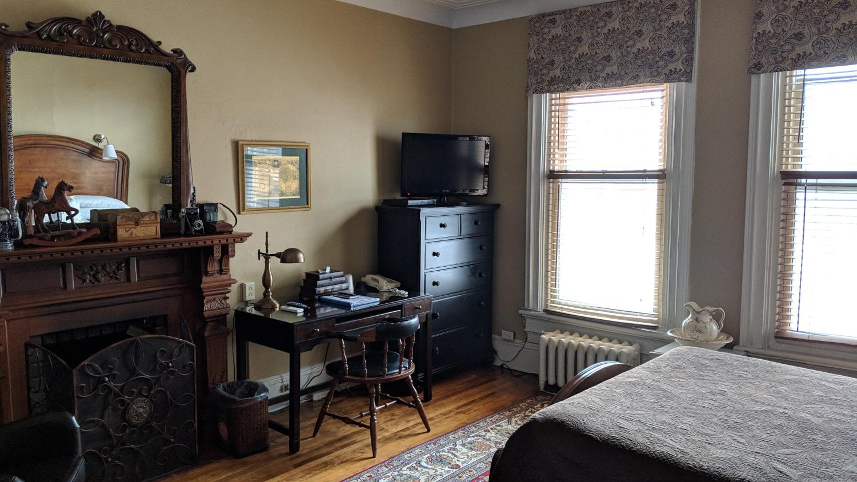 Queen Room 16 John McGee Room