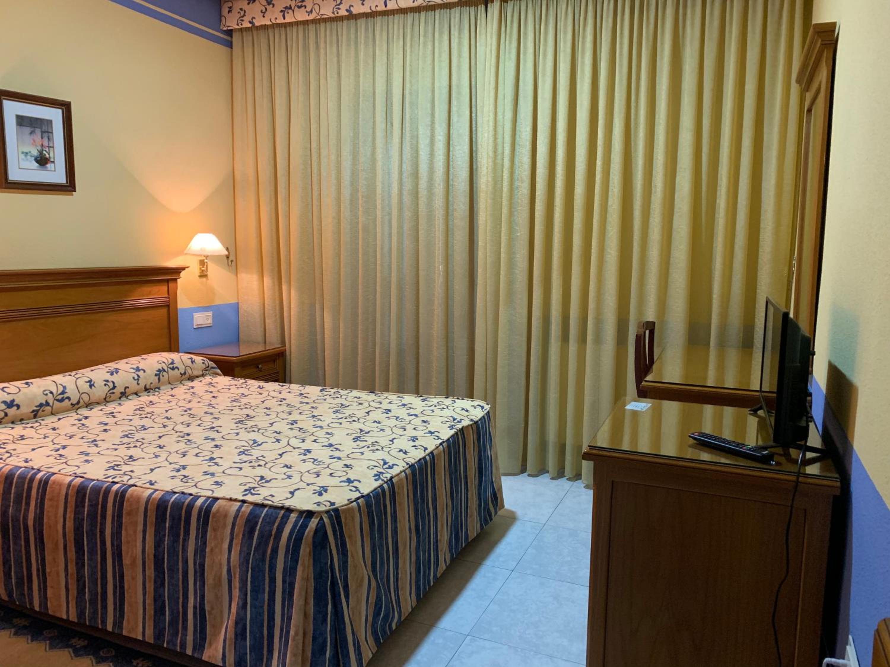 Double or Twin Room - Photo 4