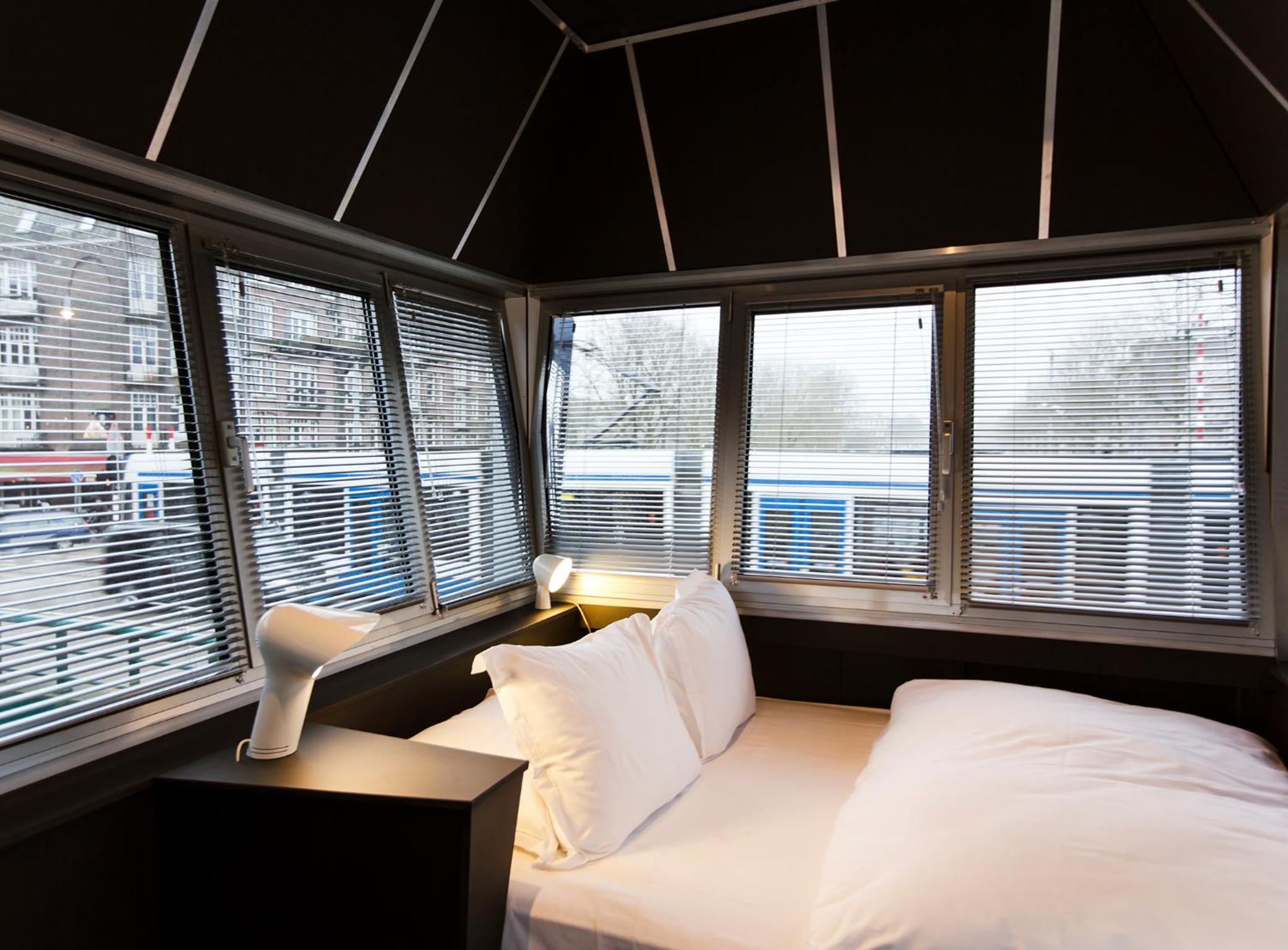 Apartment with Lake View