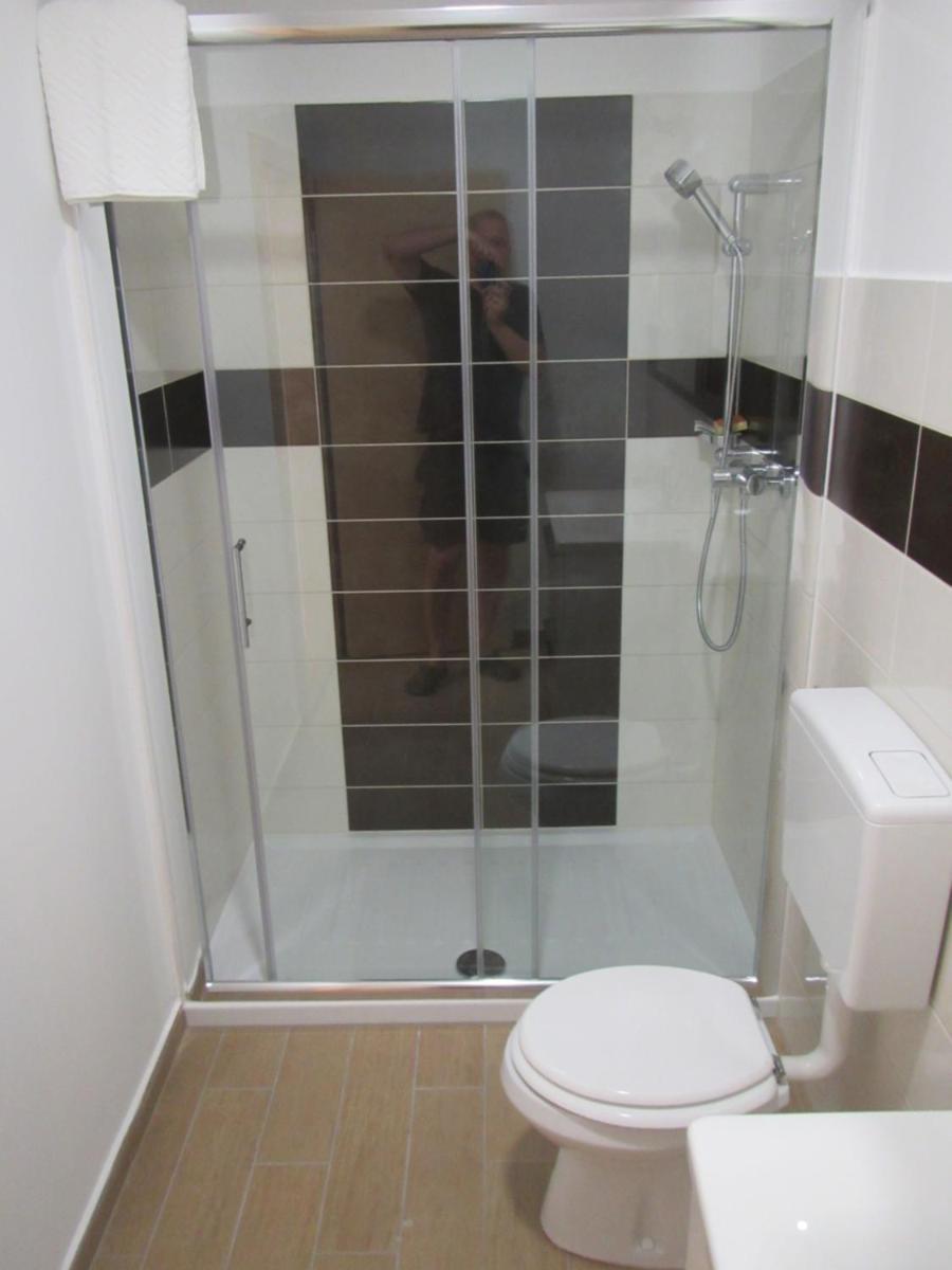 Twin Room with Private Bathroom photo 2