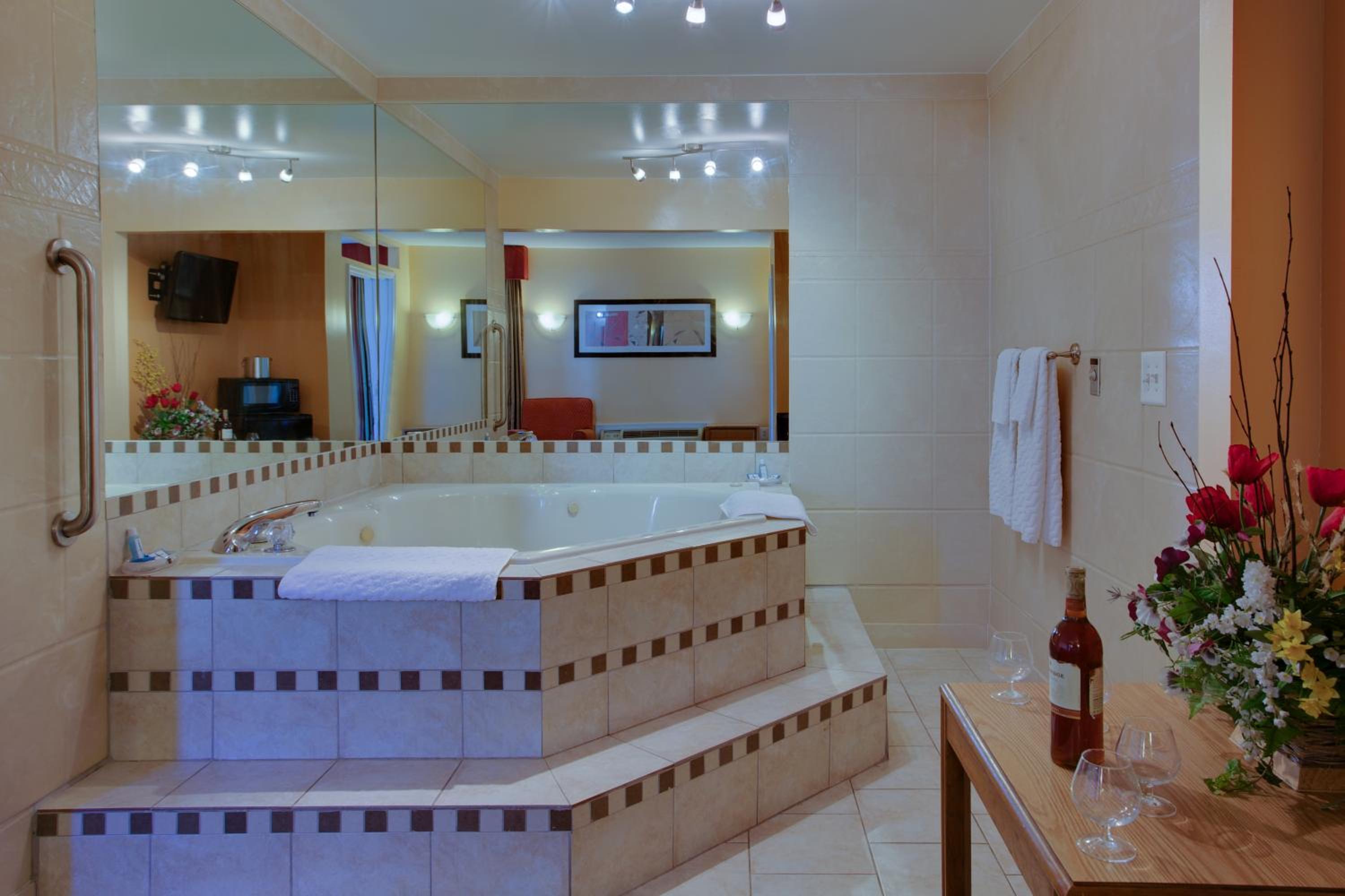 Queen Suite with Spa Bath - Photo 3