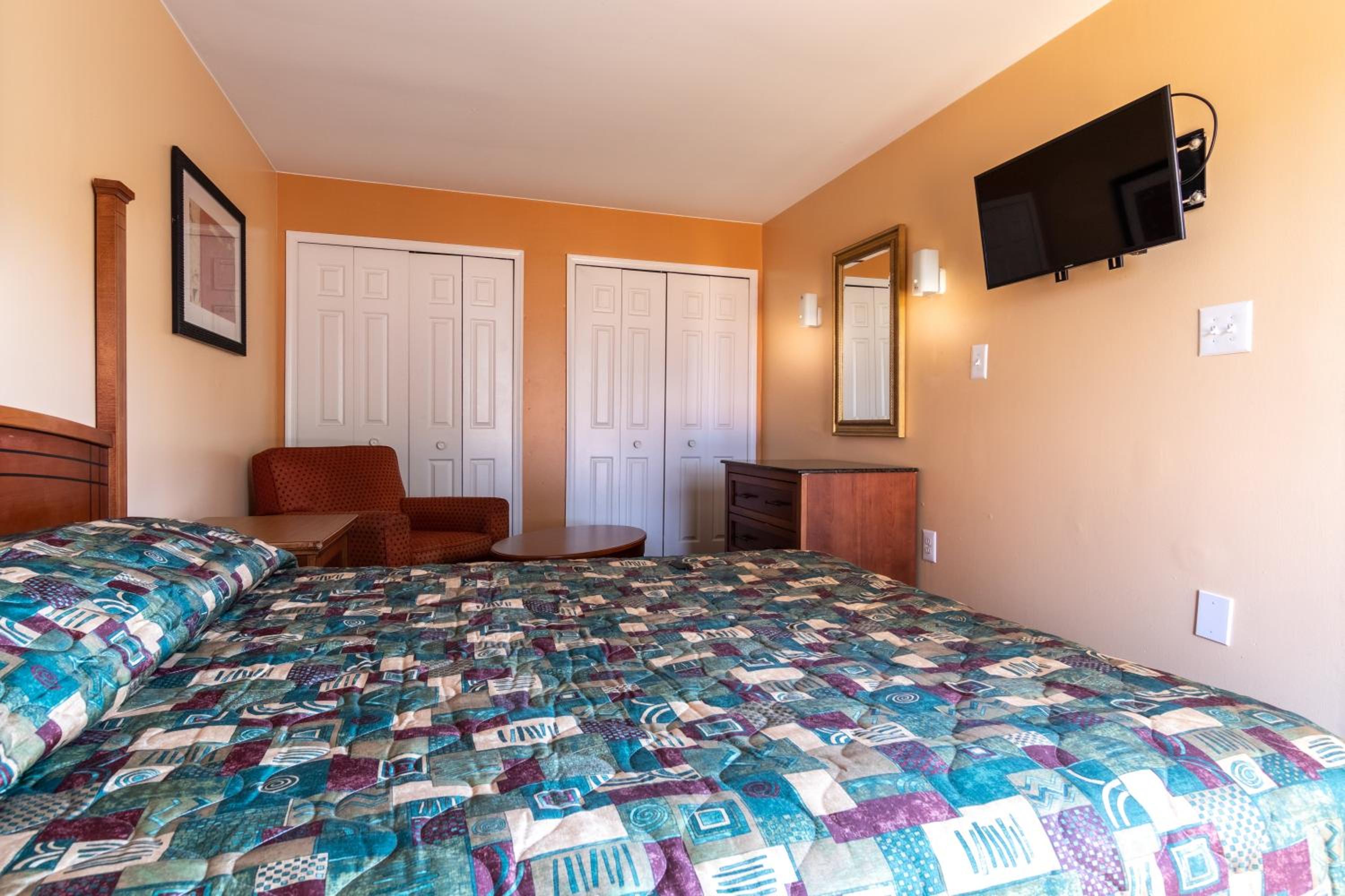 Queen Suite with Spa Bath - Photo 6