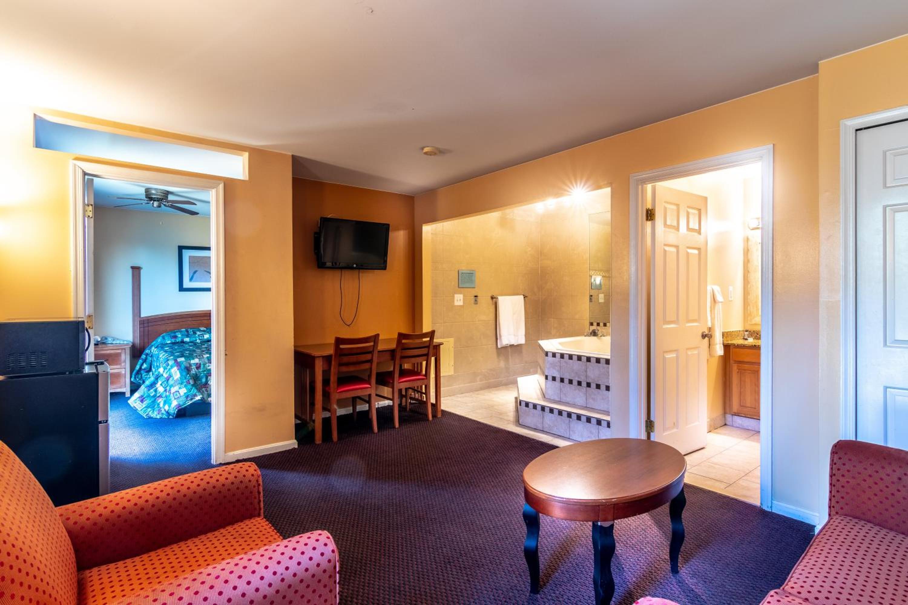 Queen Suite with Spa Bath - Photo 4