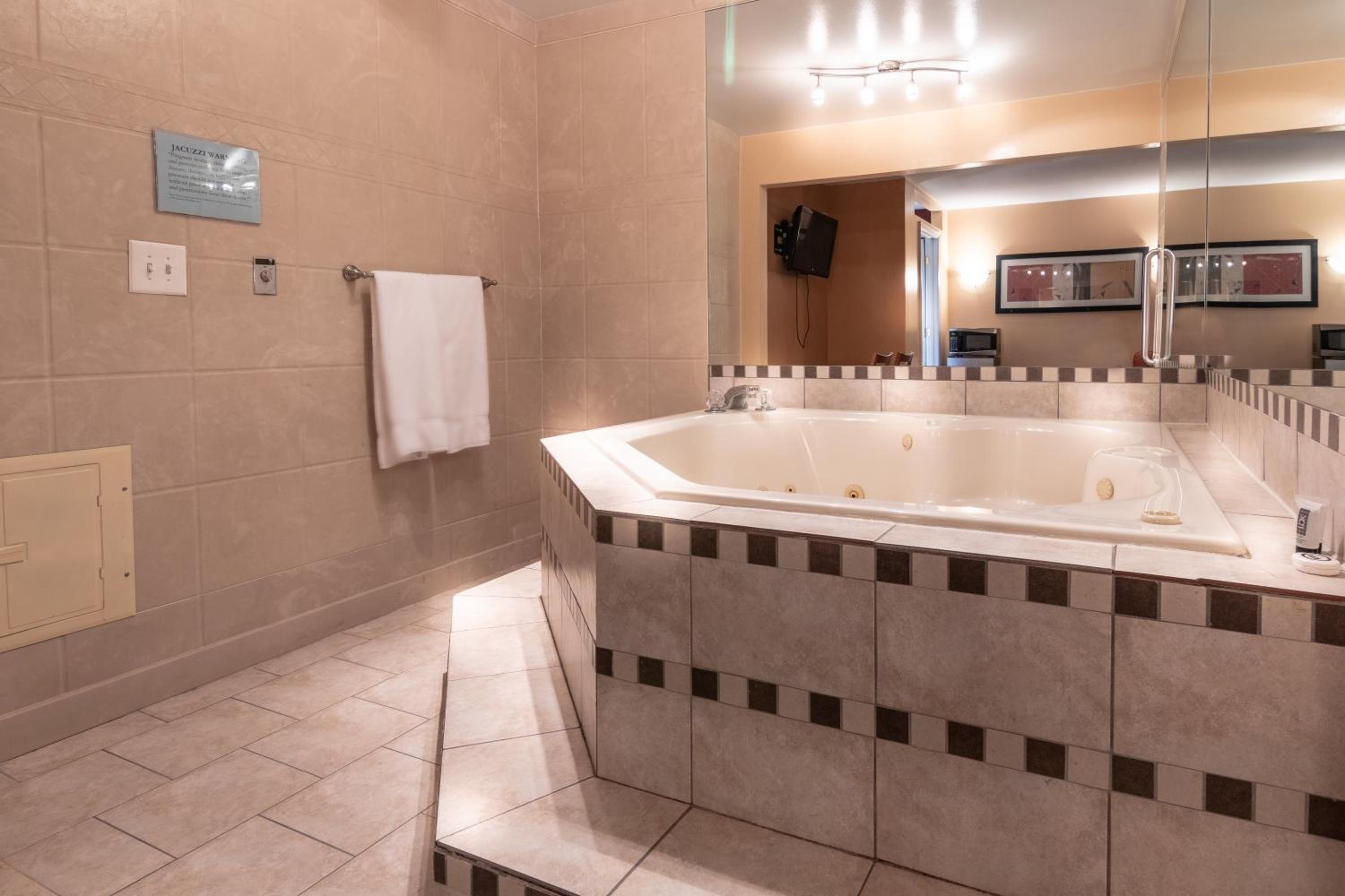 Queen Suite with Spa Bath - Photo 2
