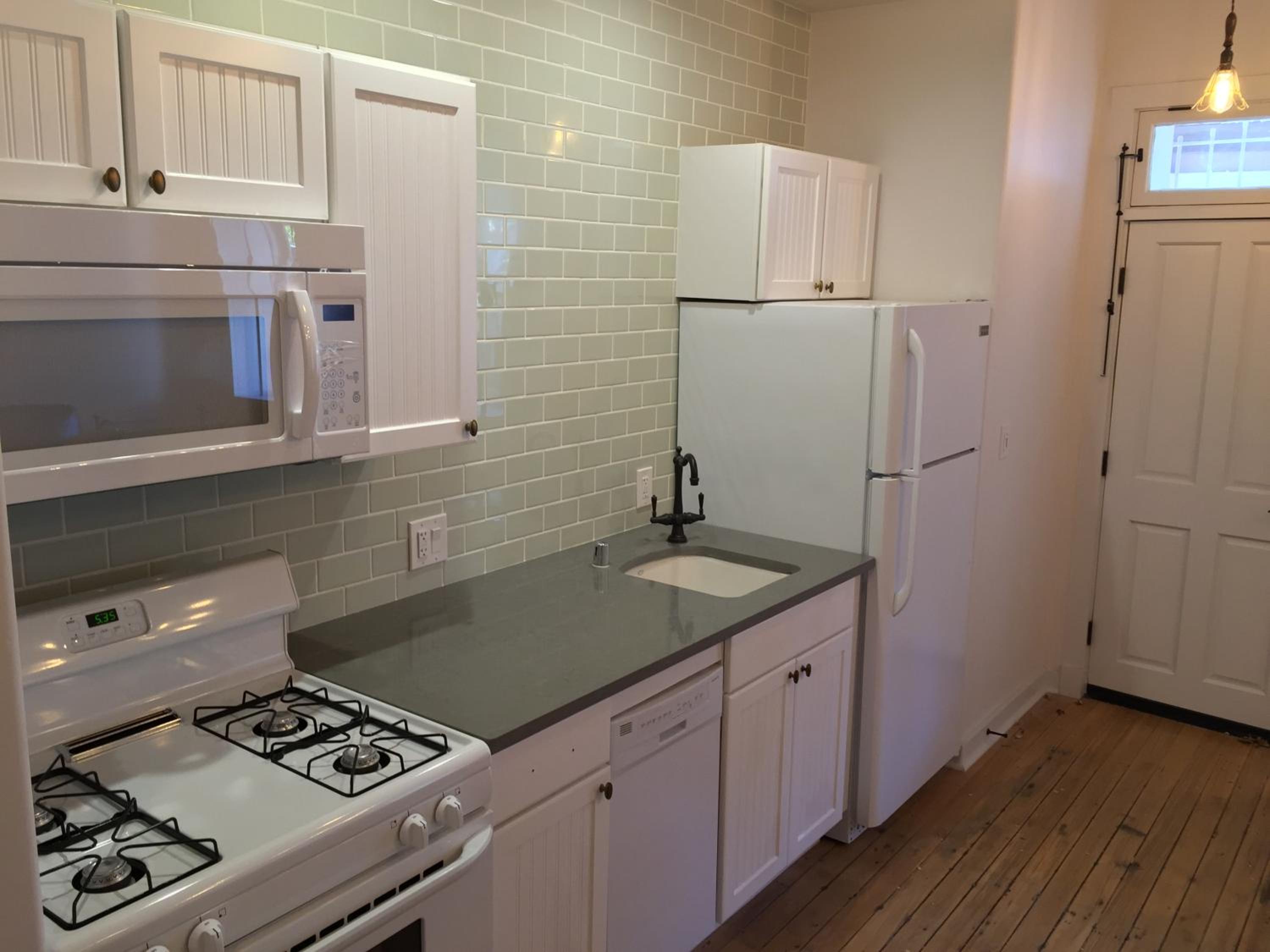 Deluxe Queen Suite - Photo 6