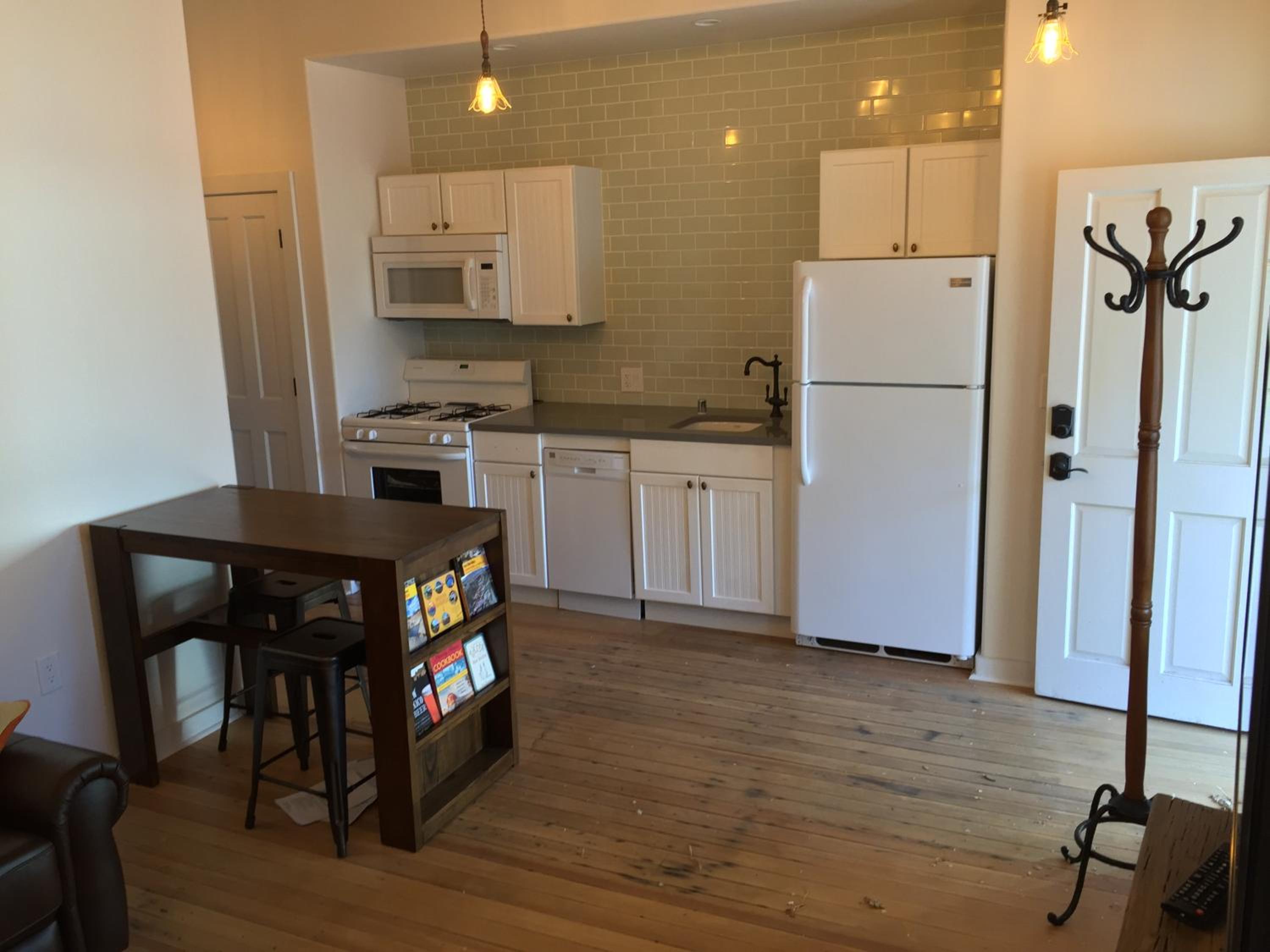 Deluxe Queen Suite - Photo 17