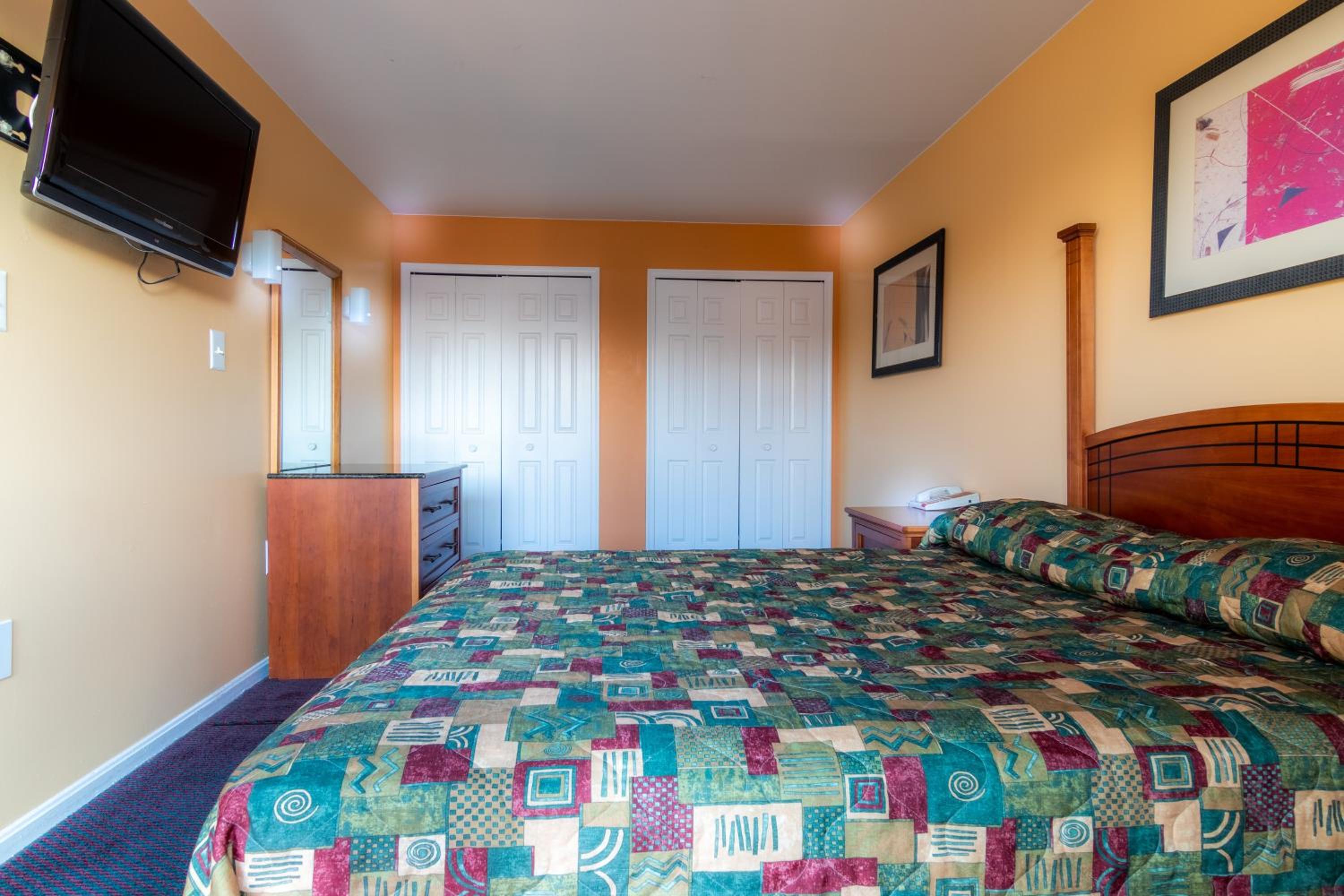 One-Bedroom Suite - Photo 3