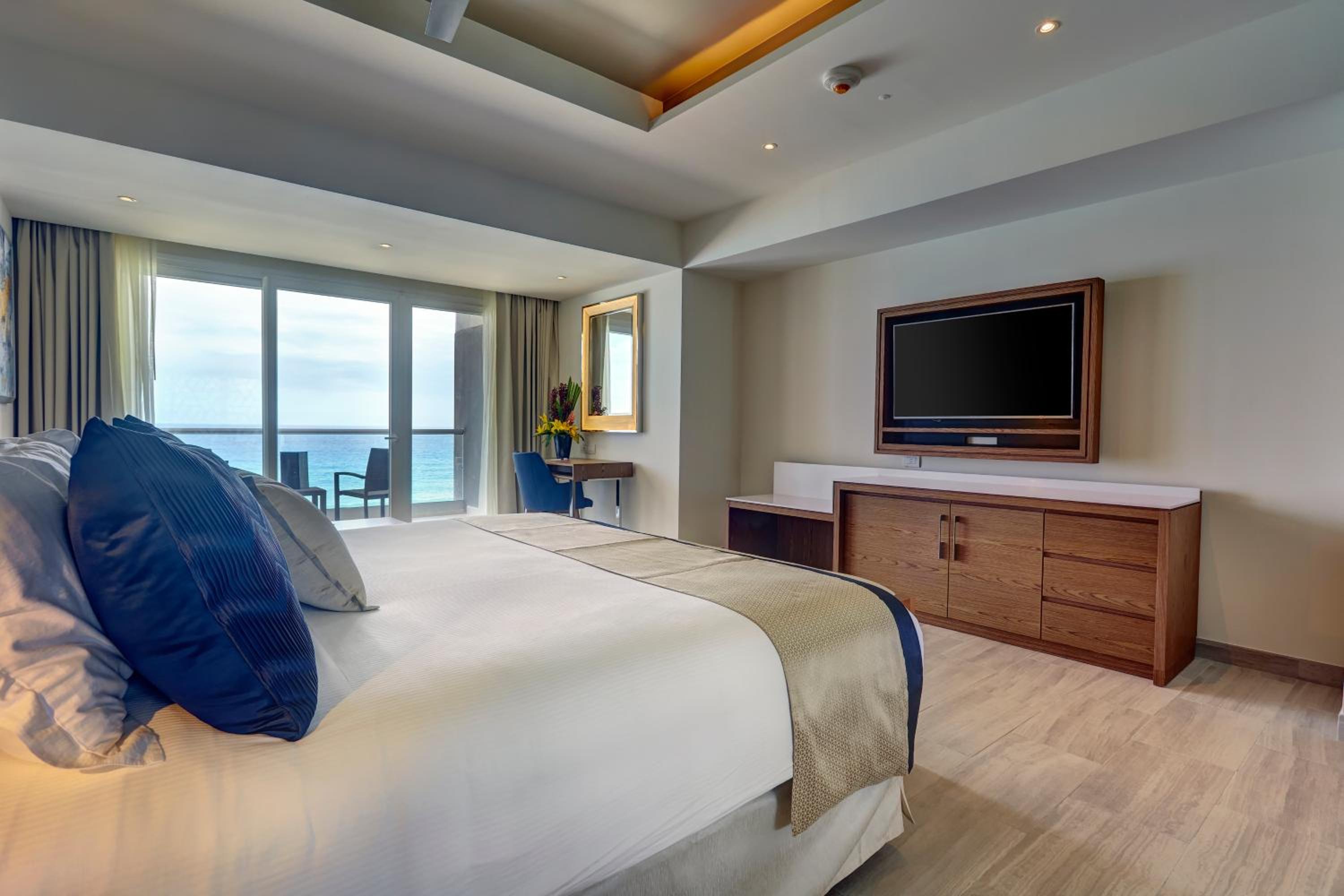 Luxury Junior Suite Ocean Front - Photo 1