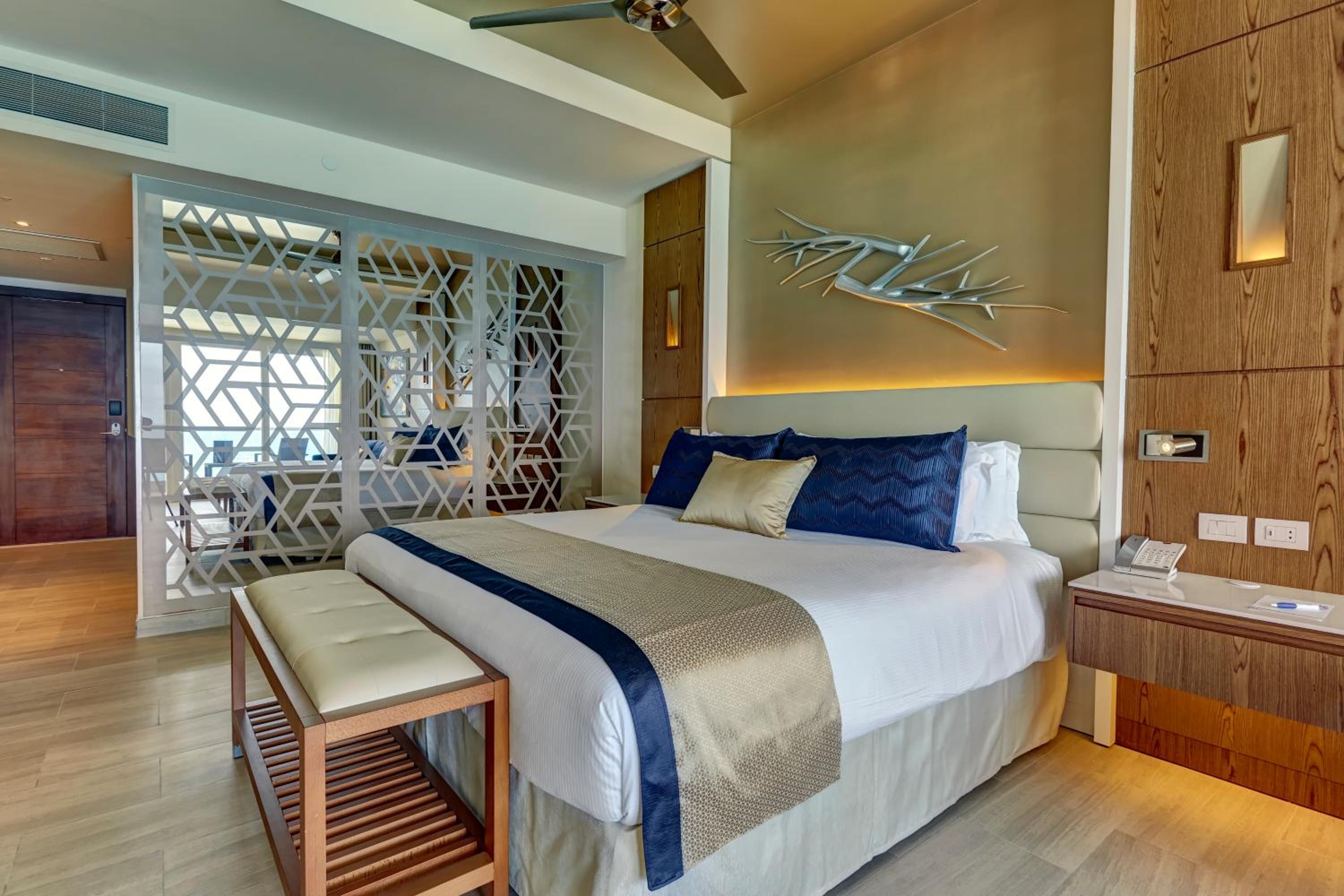 Luxury Junior Suite Ocean Front - Photo 10