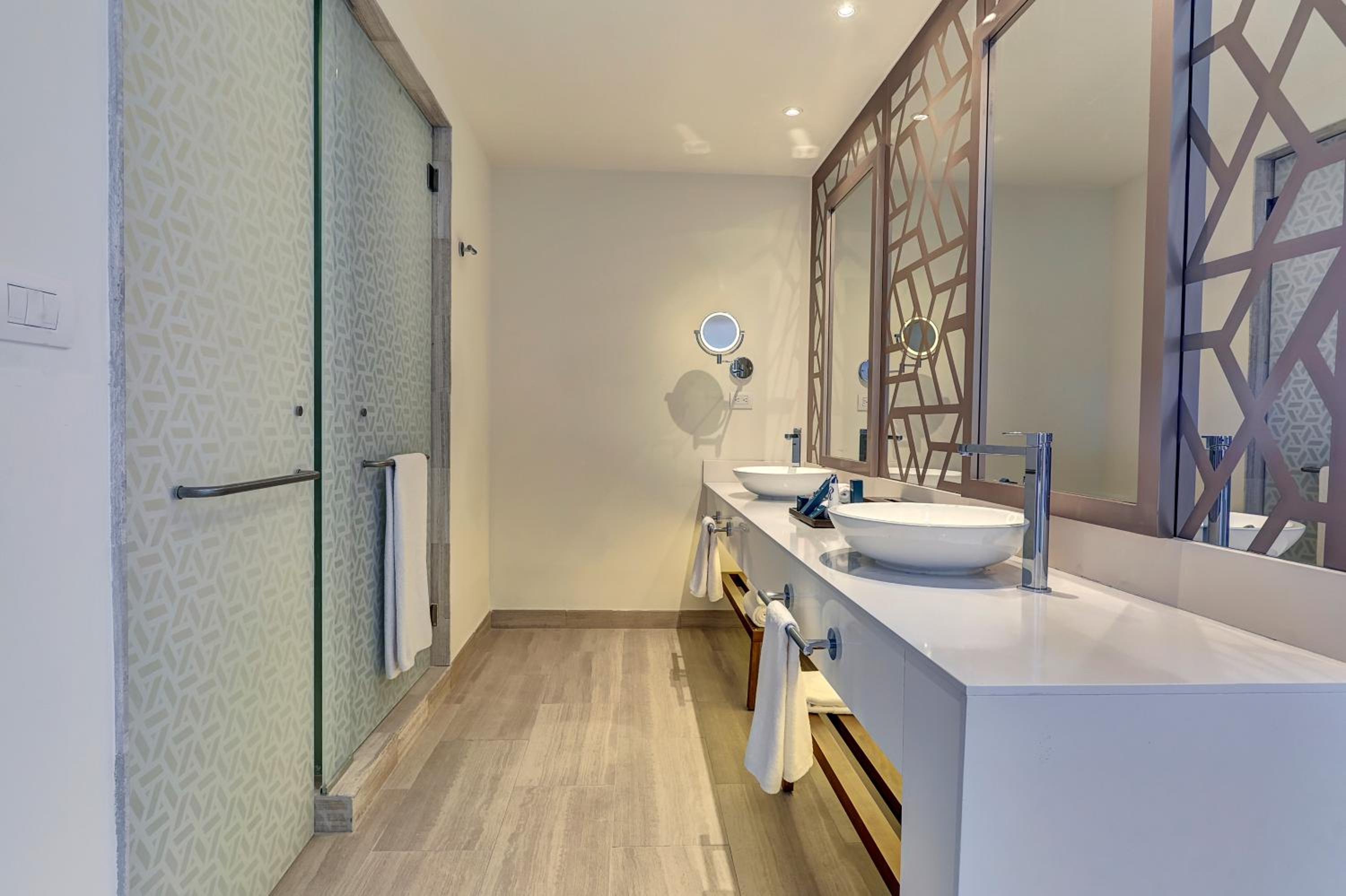 Luxury Junior Suite Sunset View Diamond Club  thumbnail 6