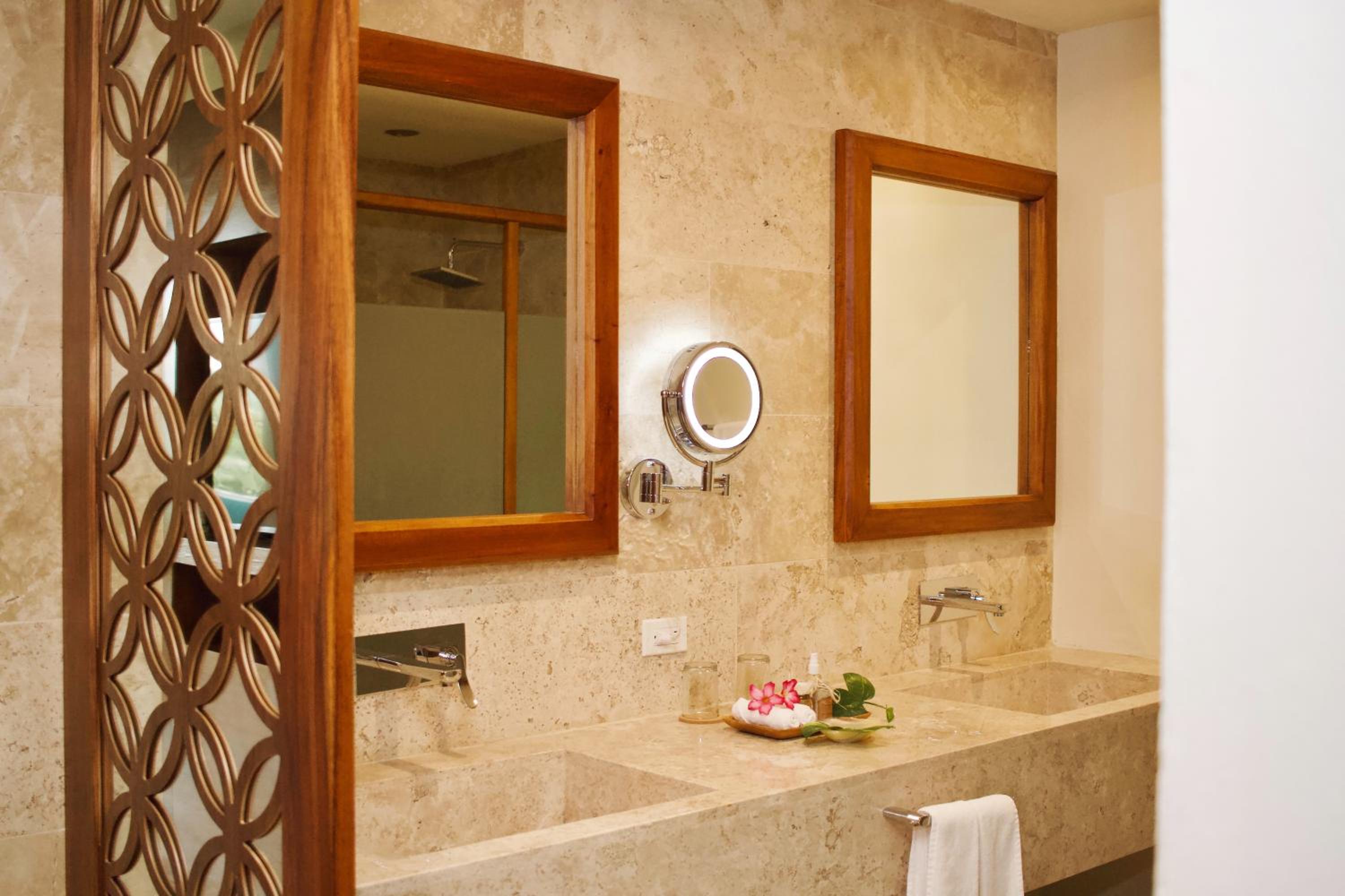 Deluxe King Suite - Photo 6