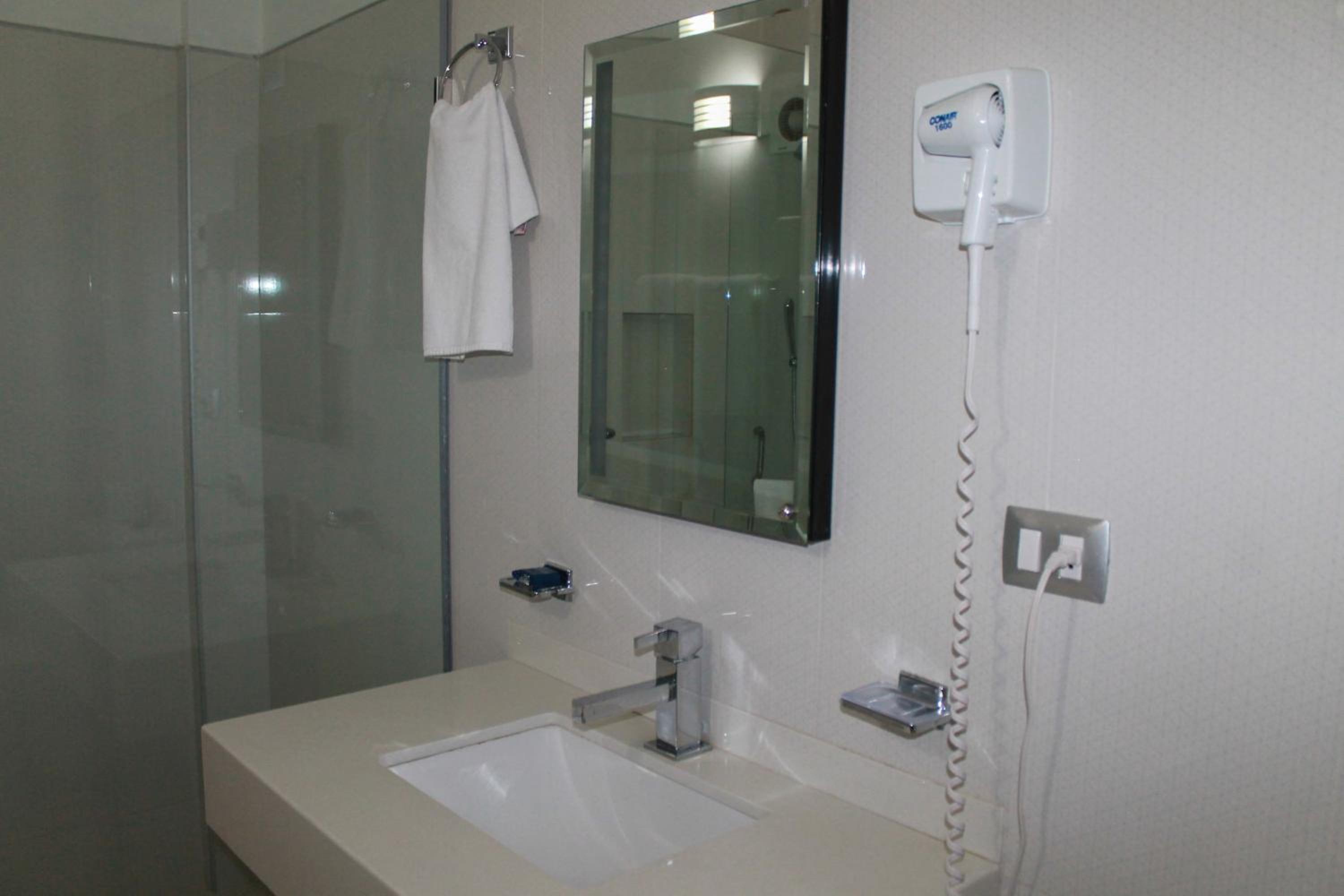 Deluxe Queen Room with Two Queen Beds - Photo 4