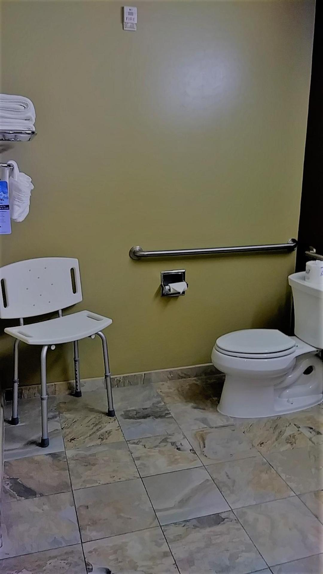 Queen Studio Suite - Mobility Access/Non-Smoking - Photo 2