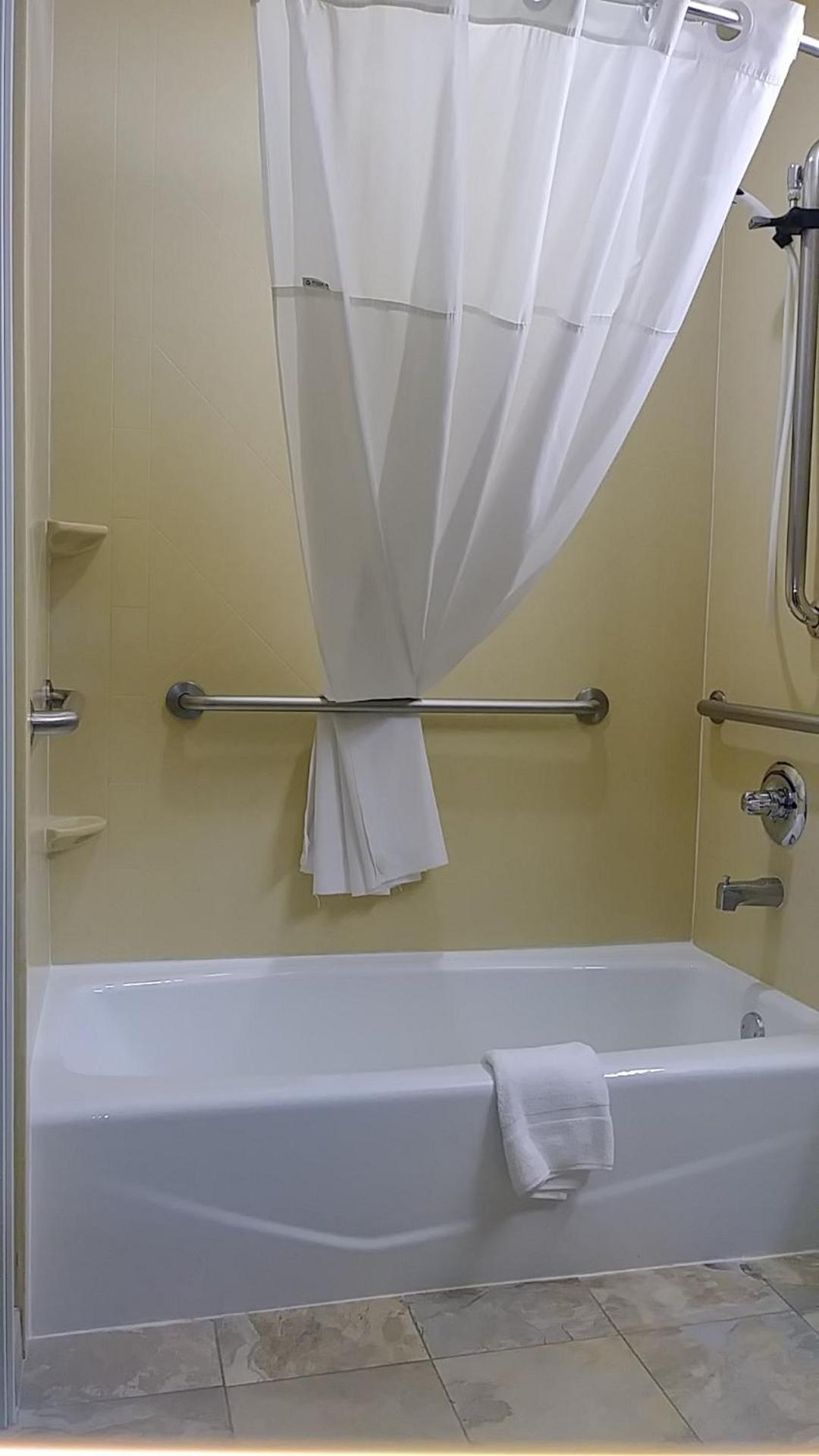 Queen Studio Suite - Mobility Access/Non-Smoking - Photo 3