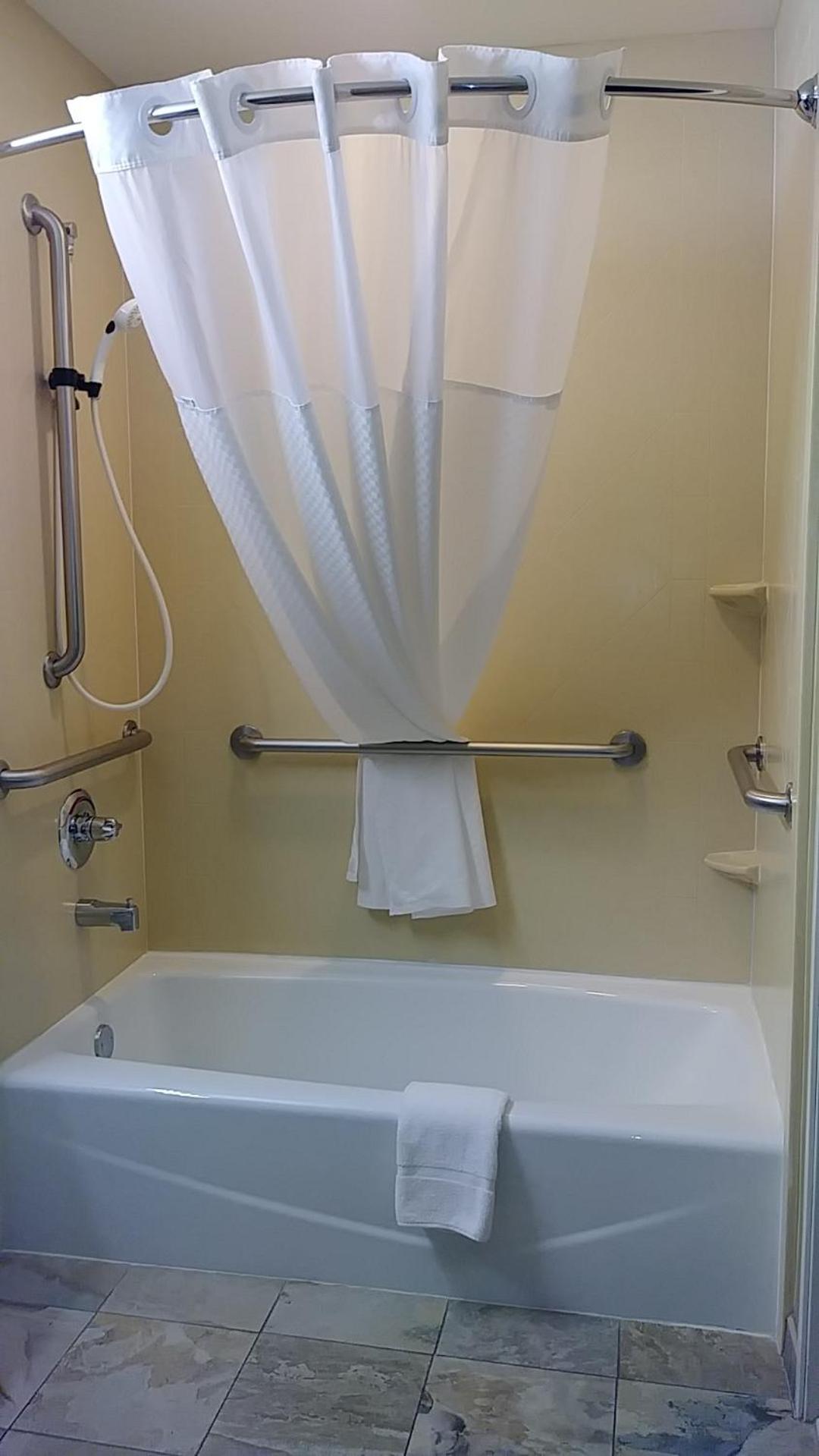 Deluxe Queen Room with Two Queen Beds- Disability Access - Non-Smoking - Photo 3