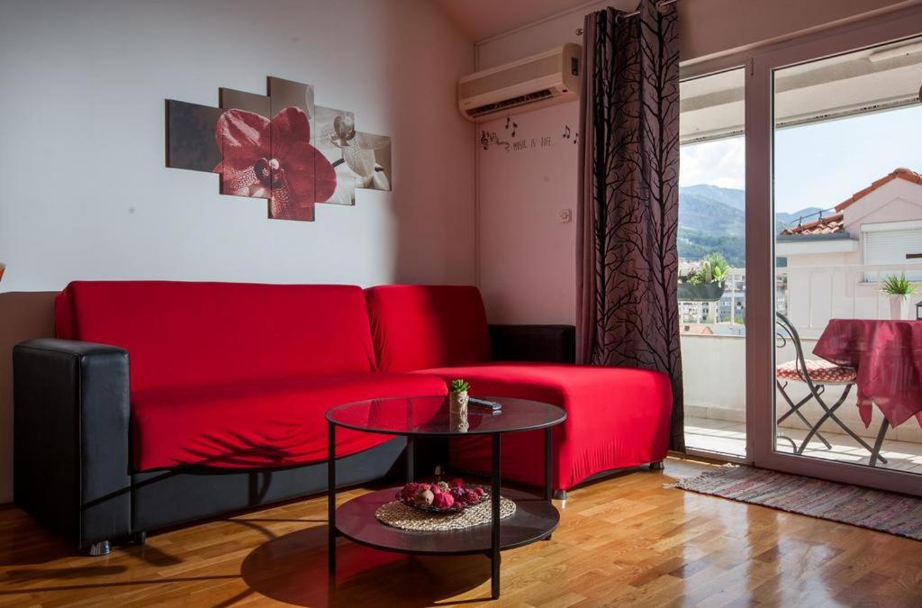 Apartment with Mountain View