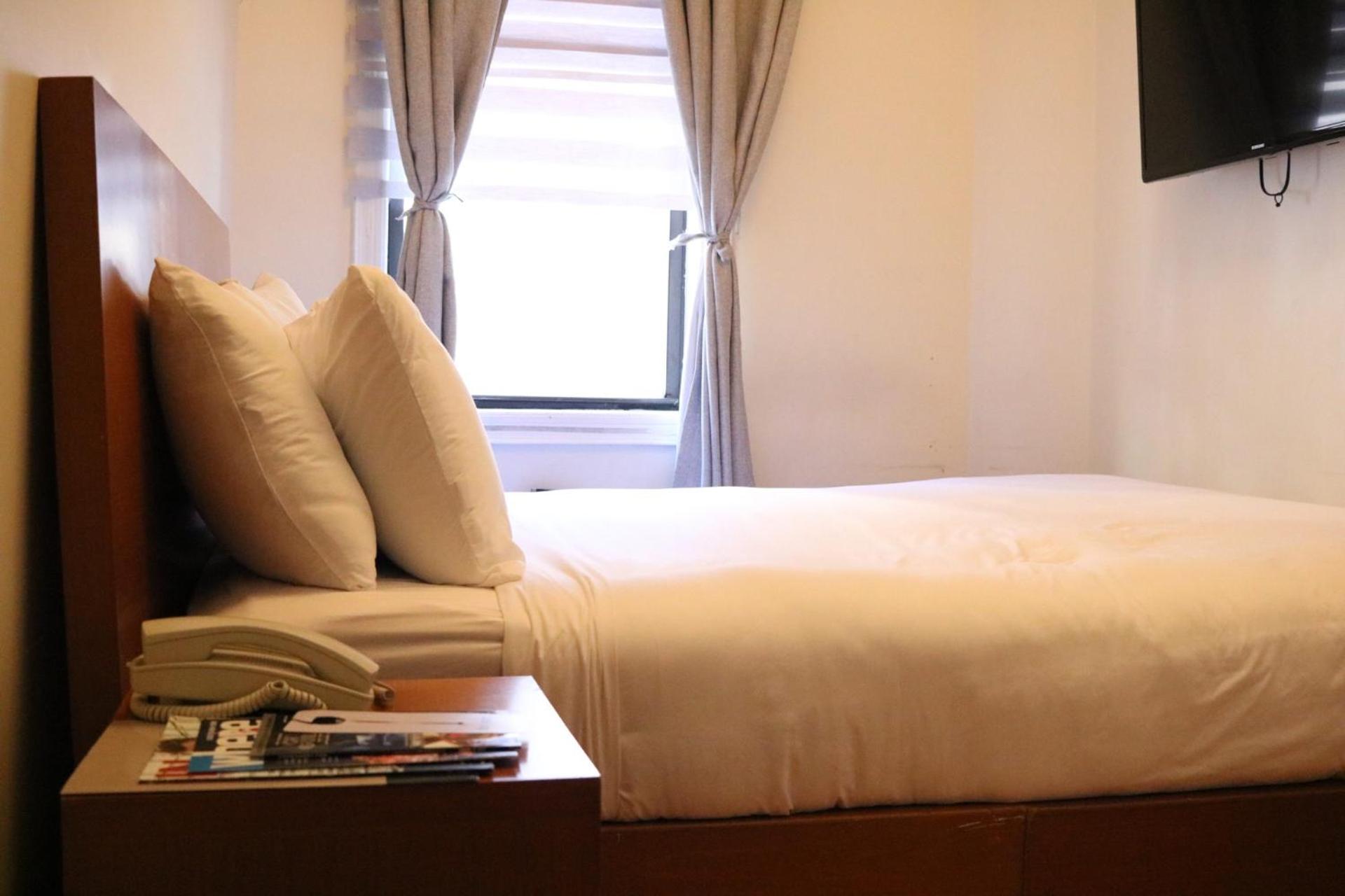 Queen Room with Private Bathroom photo 3
