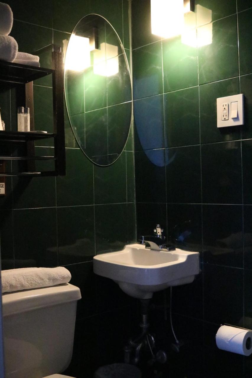 Queen Room with Private Bathroom photo 3